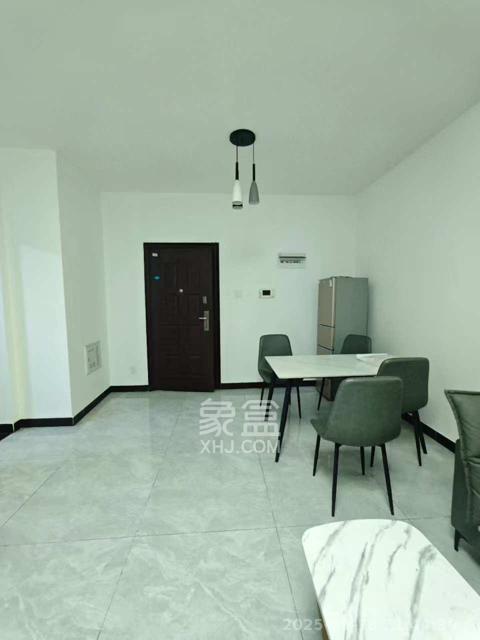 绿地海外滩一期  3室2厅1卫    1900.0元/月室内图