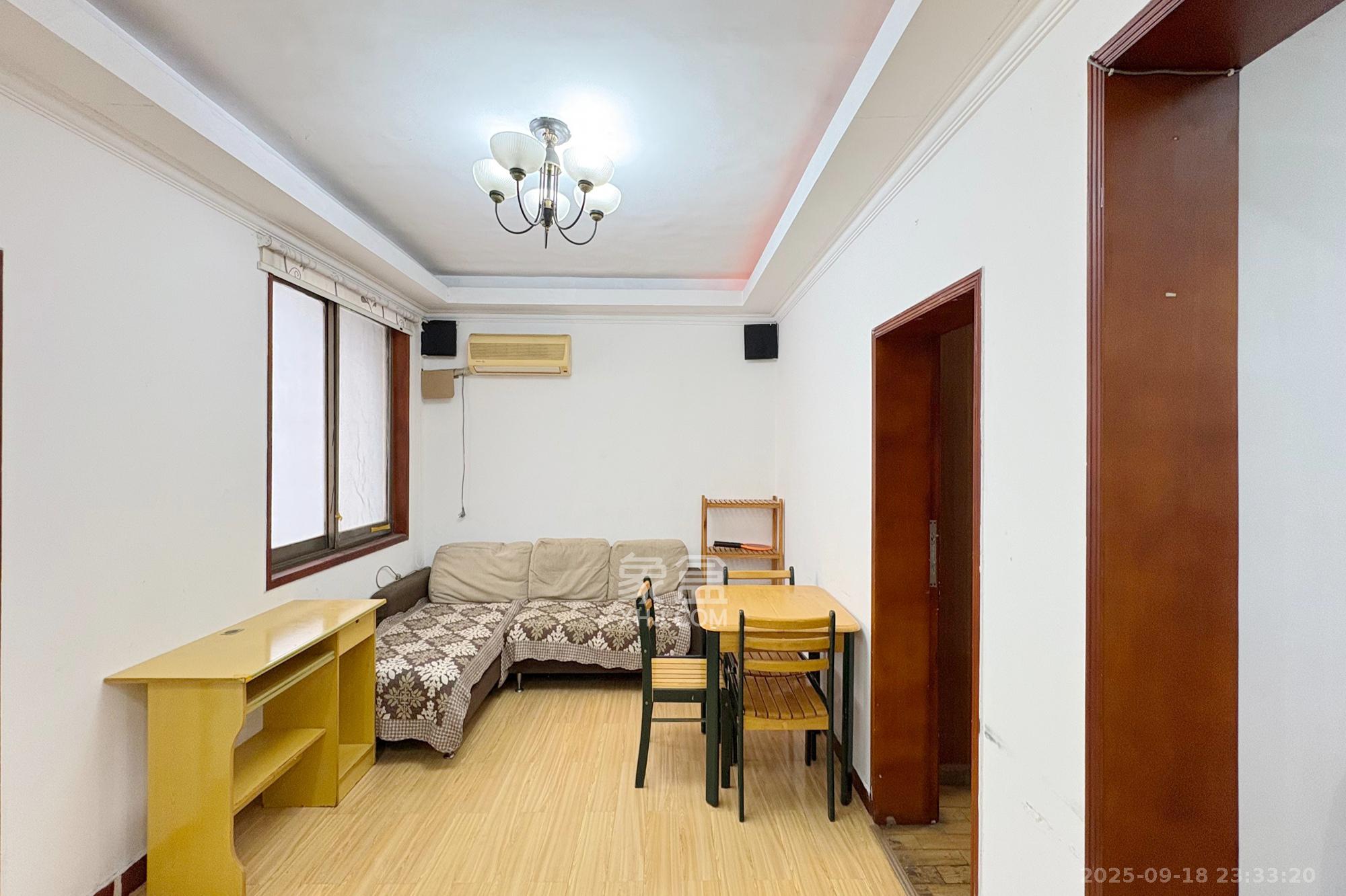 向韶村 2室2厅1卫 49.8万 向韶村 2室2厅1卫 49.8万客厅