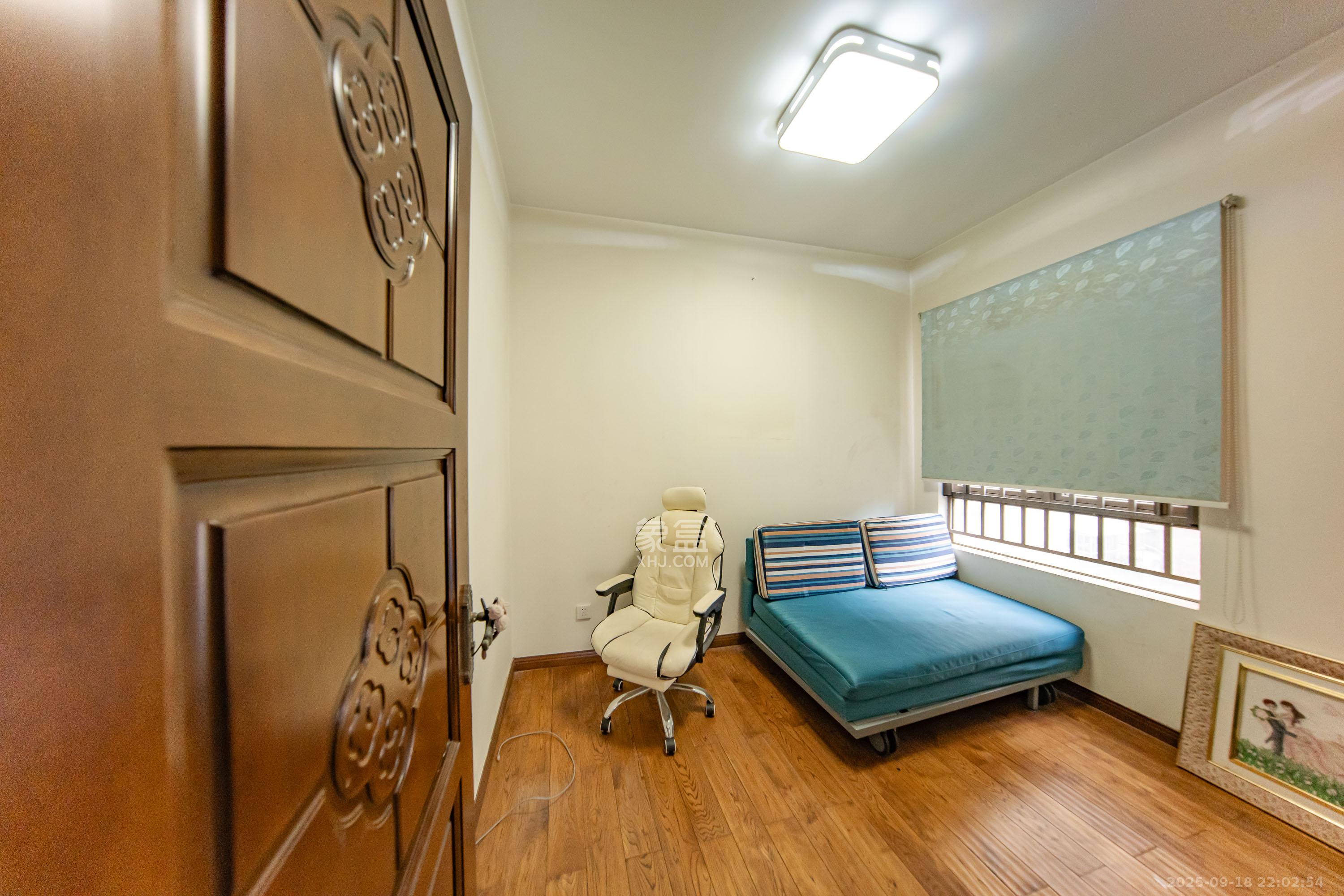 米兰春天  3室2厅1卫    55.0万 米兰春天  3室2厅1卫    55.0万卧室