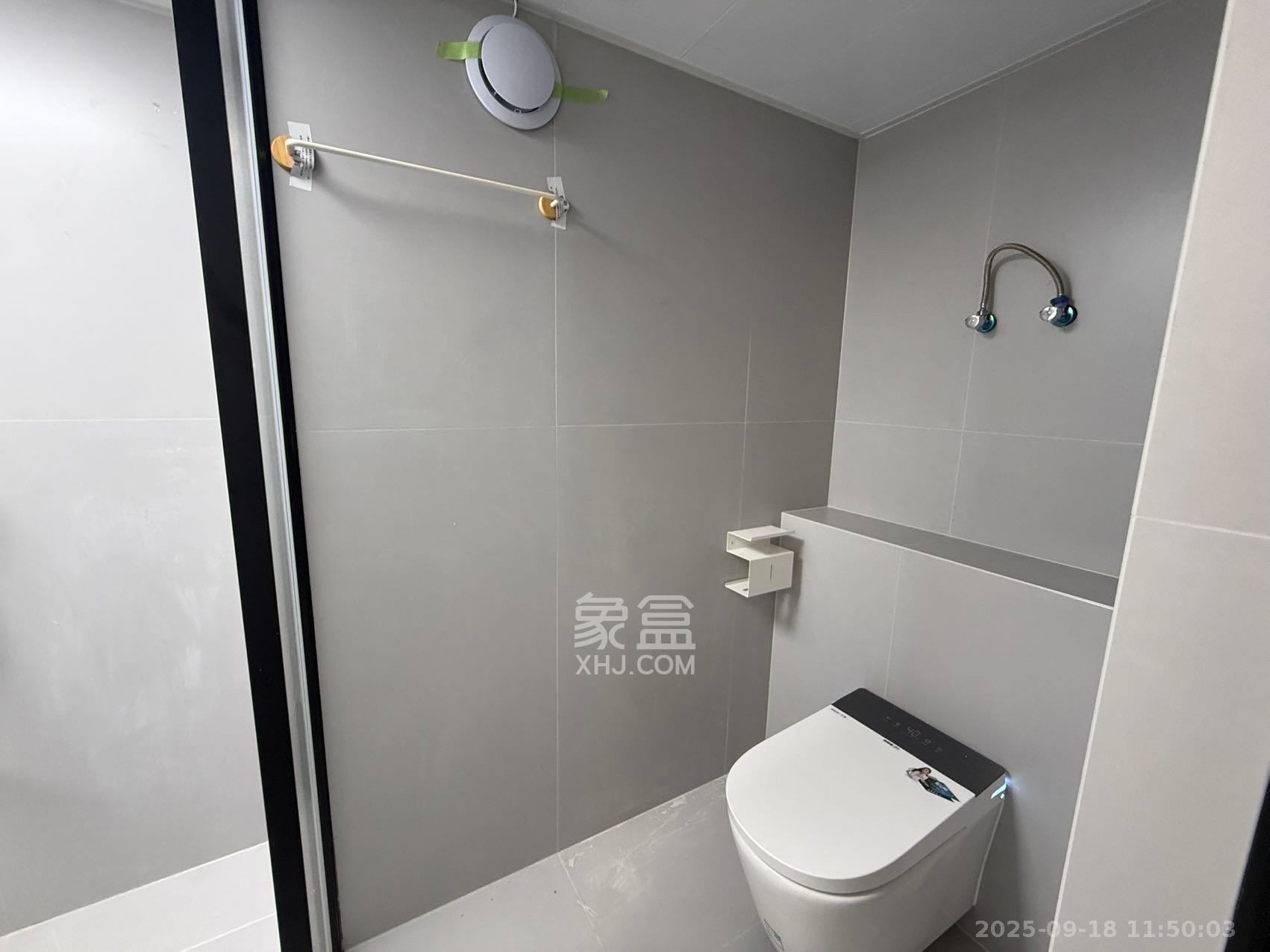 绿地V岛  1室1厅1卫    2500.0元/月室内图