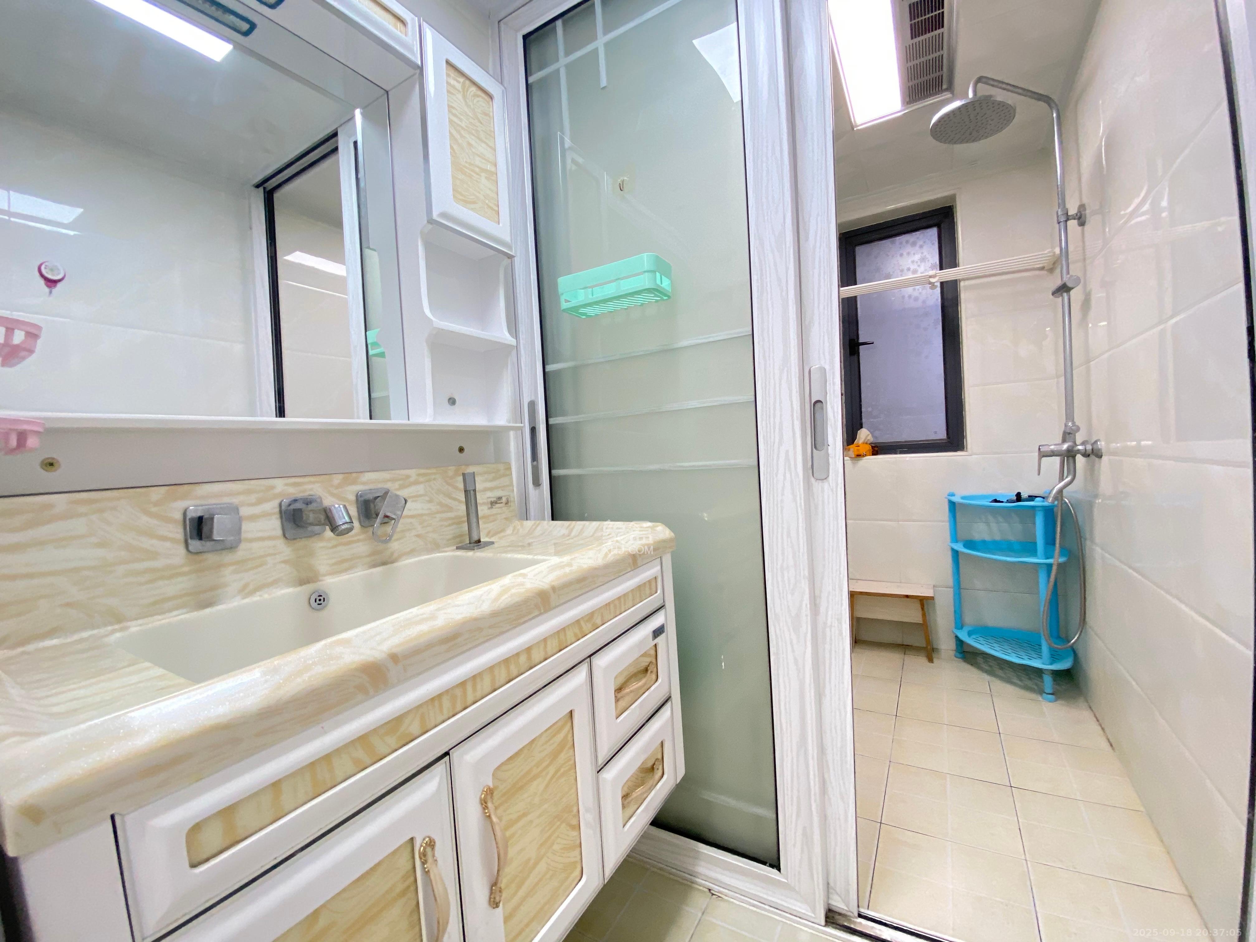 荣盛花语馨苑 3室2厅1卫 2500.0元/月 荣盛花语馨苑 3室2厅1卫 2500.0元/月室内图