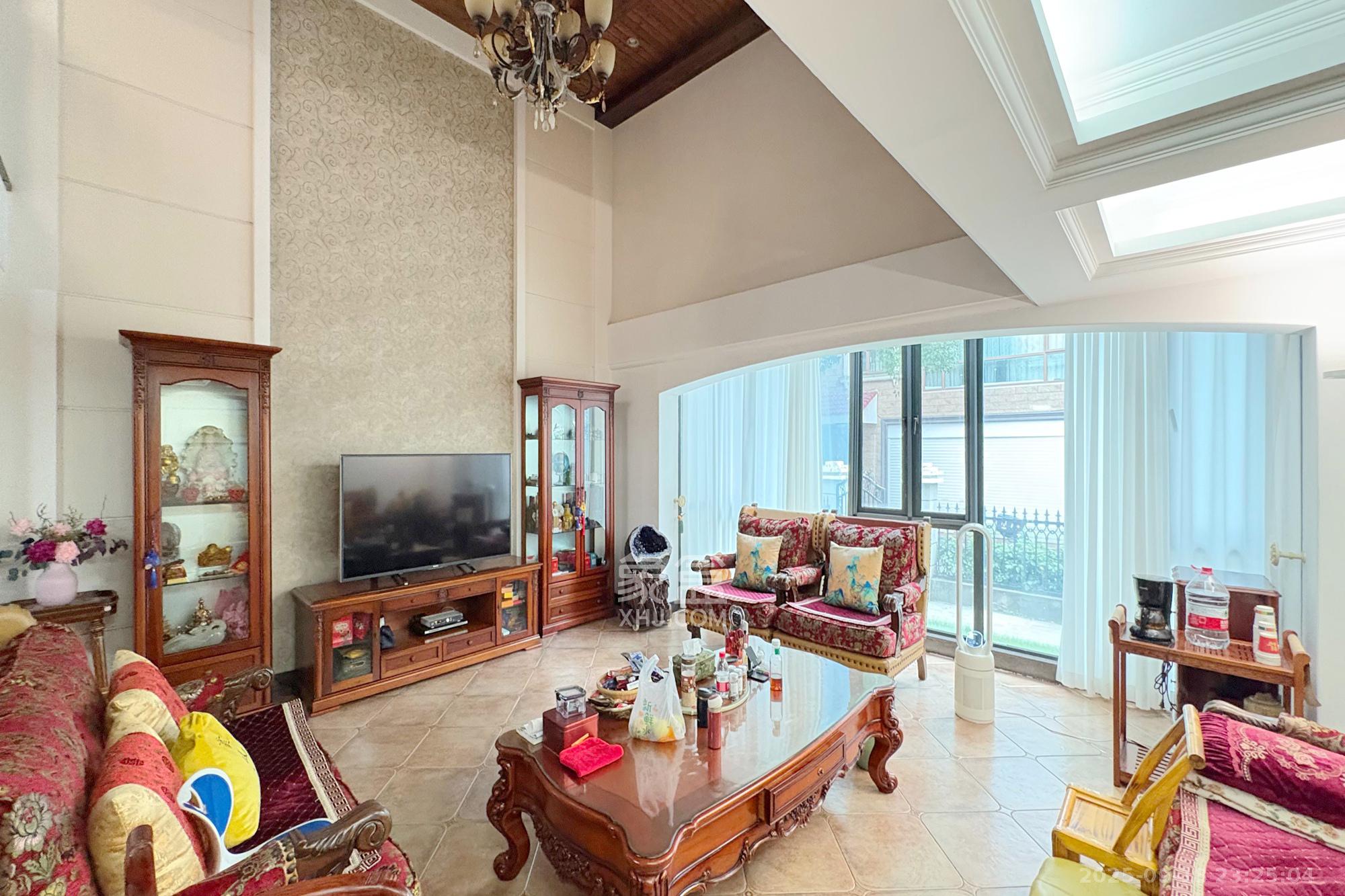 梦泽园 6室3厅4卫 1605.0万 梦泽园 6室3厅4卫 1605.0万客厅