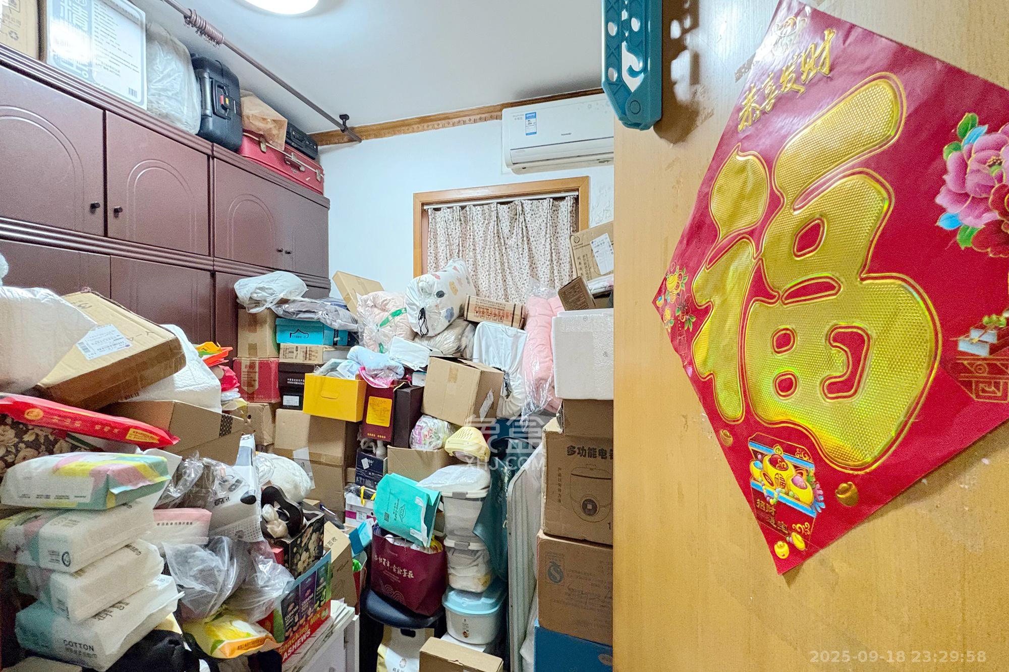 八一桥工商银行家属楼  3室2厅1卫    95.0万卧室