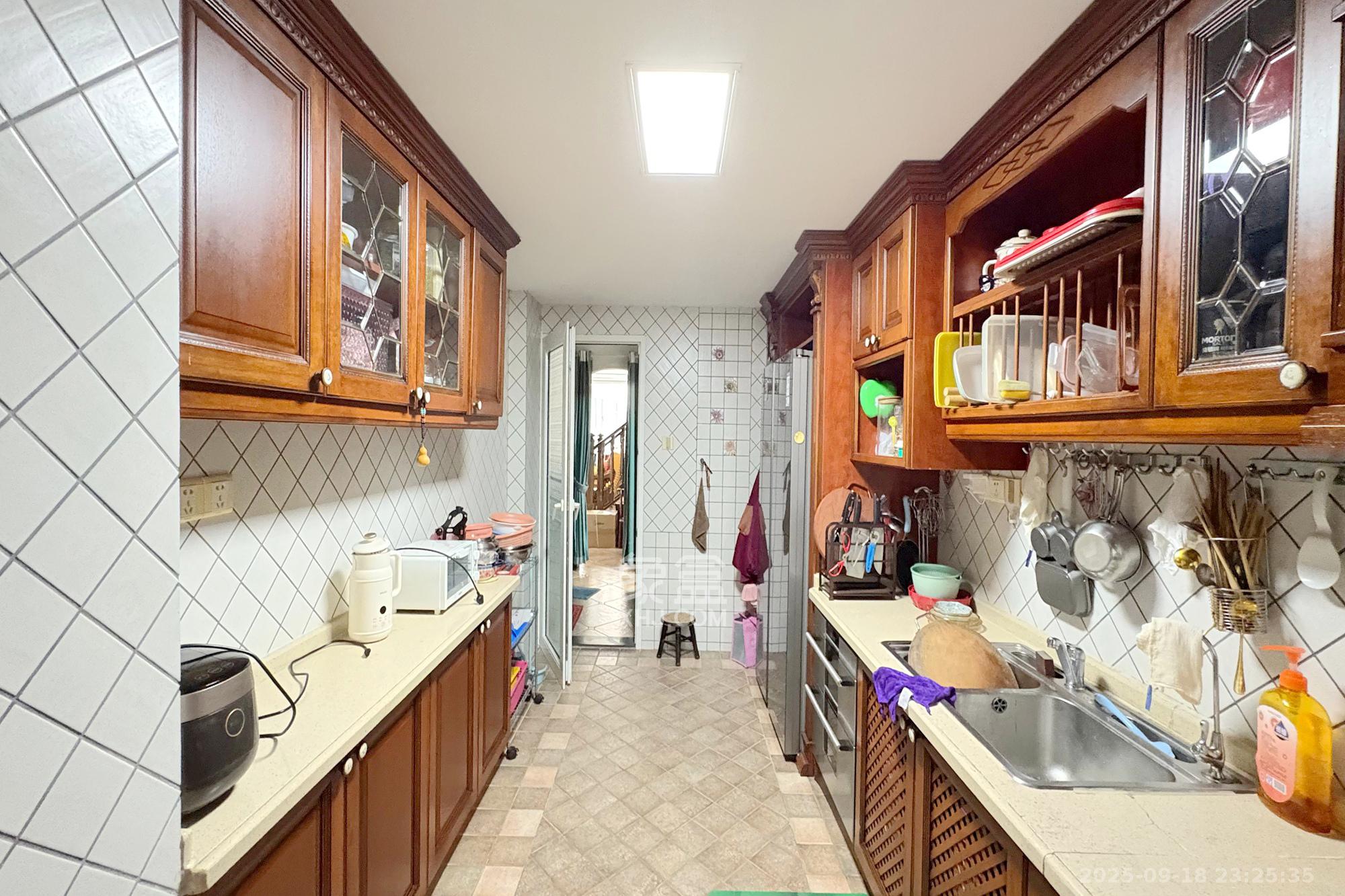 梦泽园  6室3厅4卫    1605.0万厨房