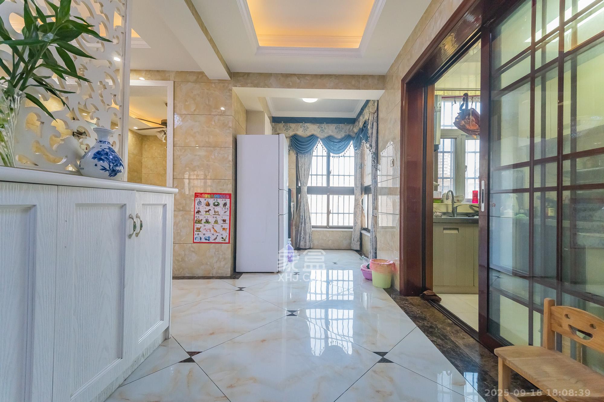 东方航标  3室2厅1卫    68.8万客厅