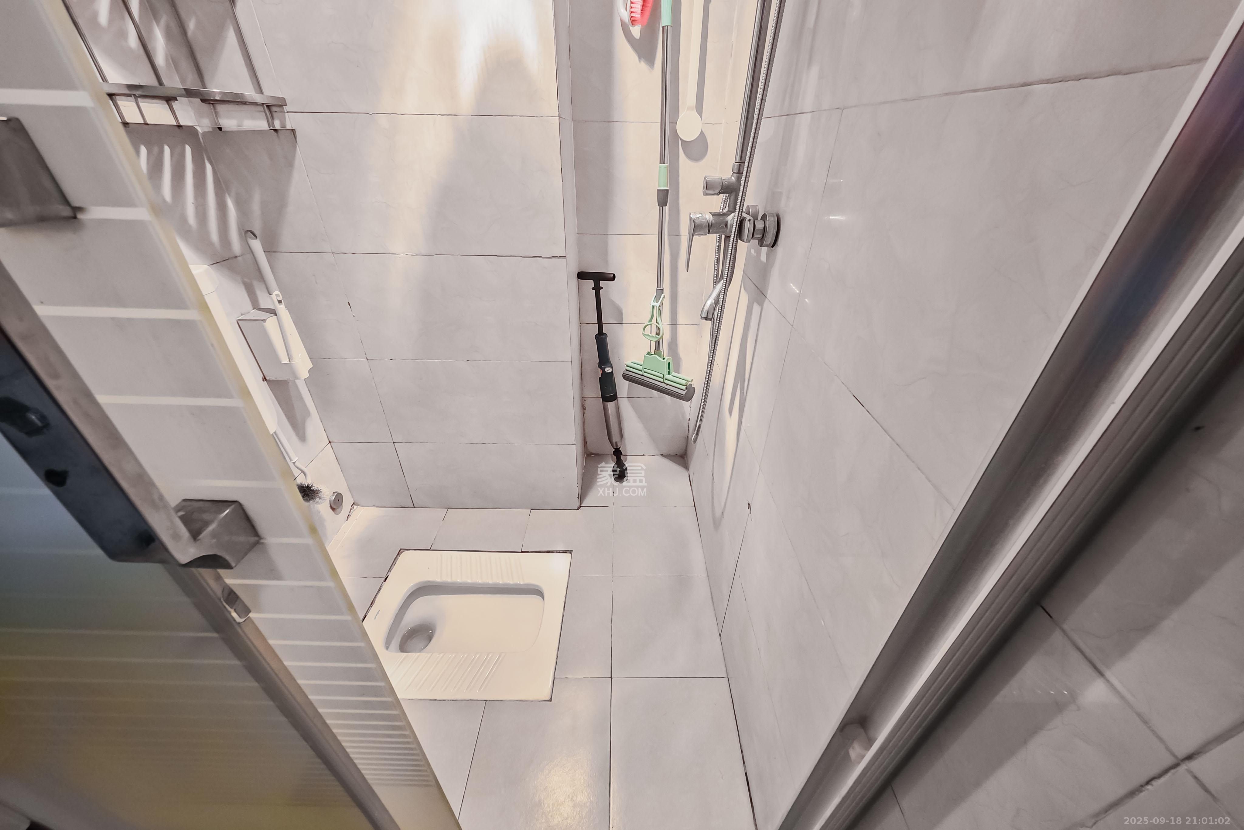 欧亚达国际广场  2室1厅1卫    42.0万卫生间