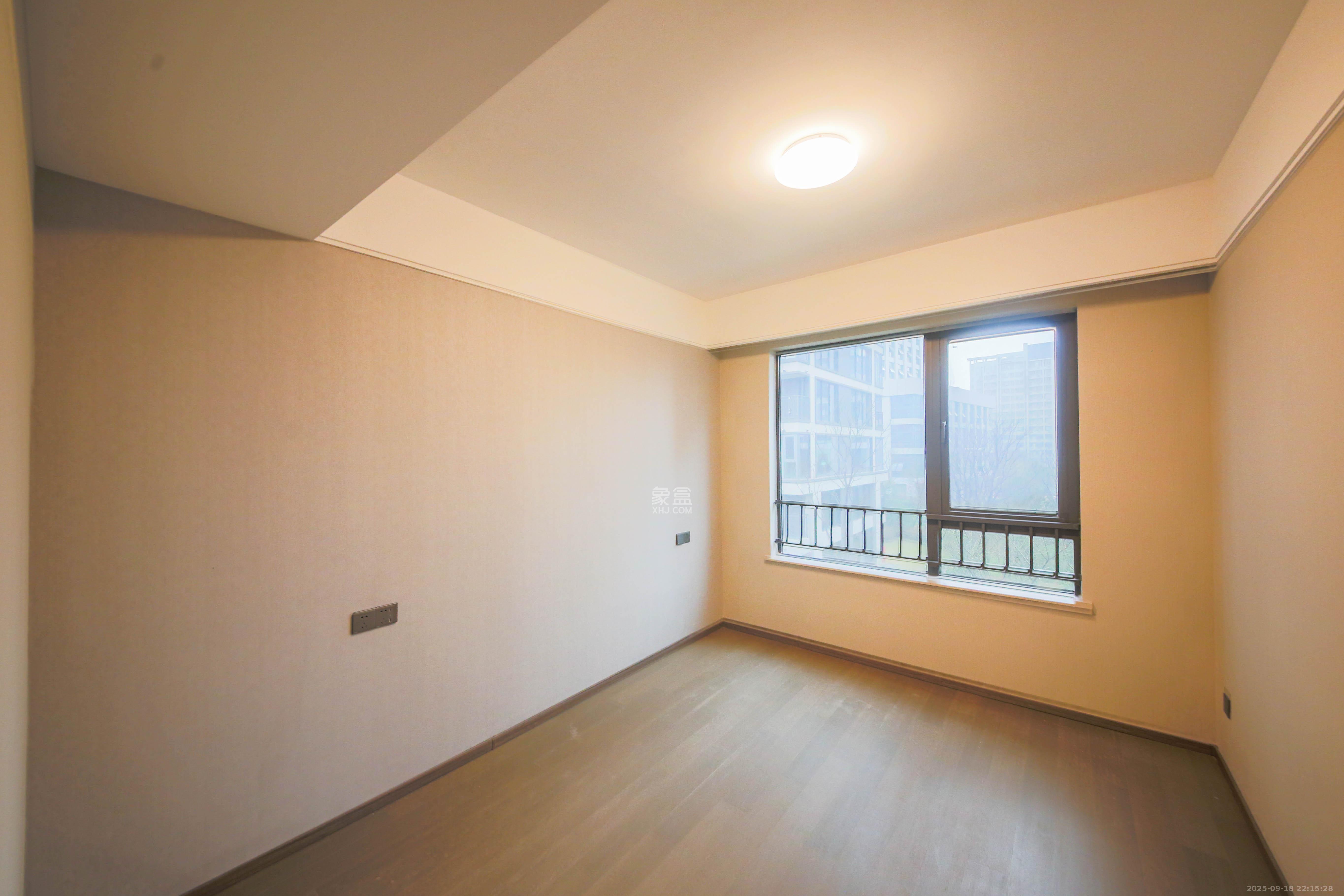 龙湖春江天曜二期  4室2厅2卫    355.0万 龙湖春江天曜二期  4室2厅2卫    355.0万卧室