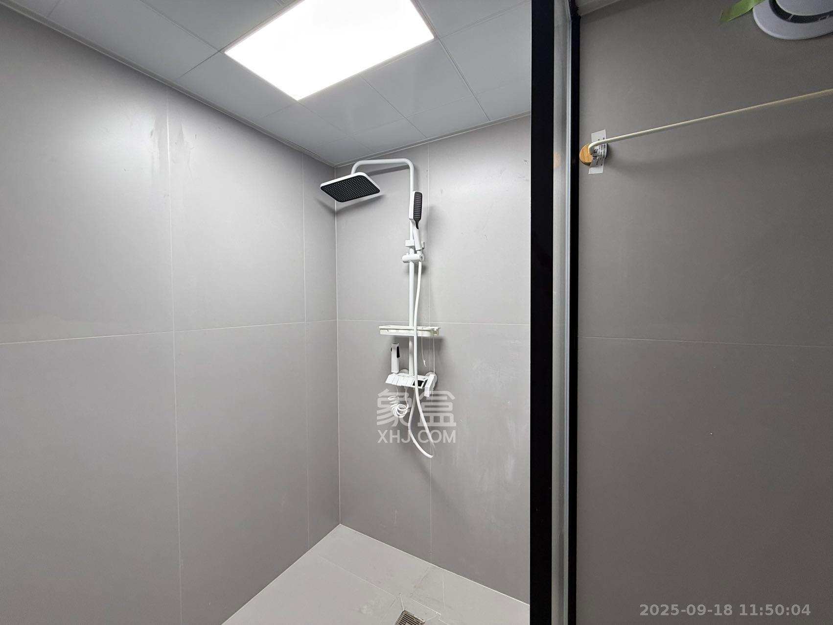 绿地V岛  1室1厅1卫    2500.0元/月室内图