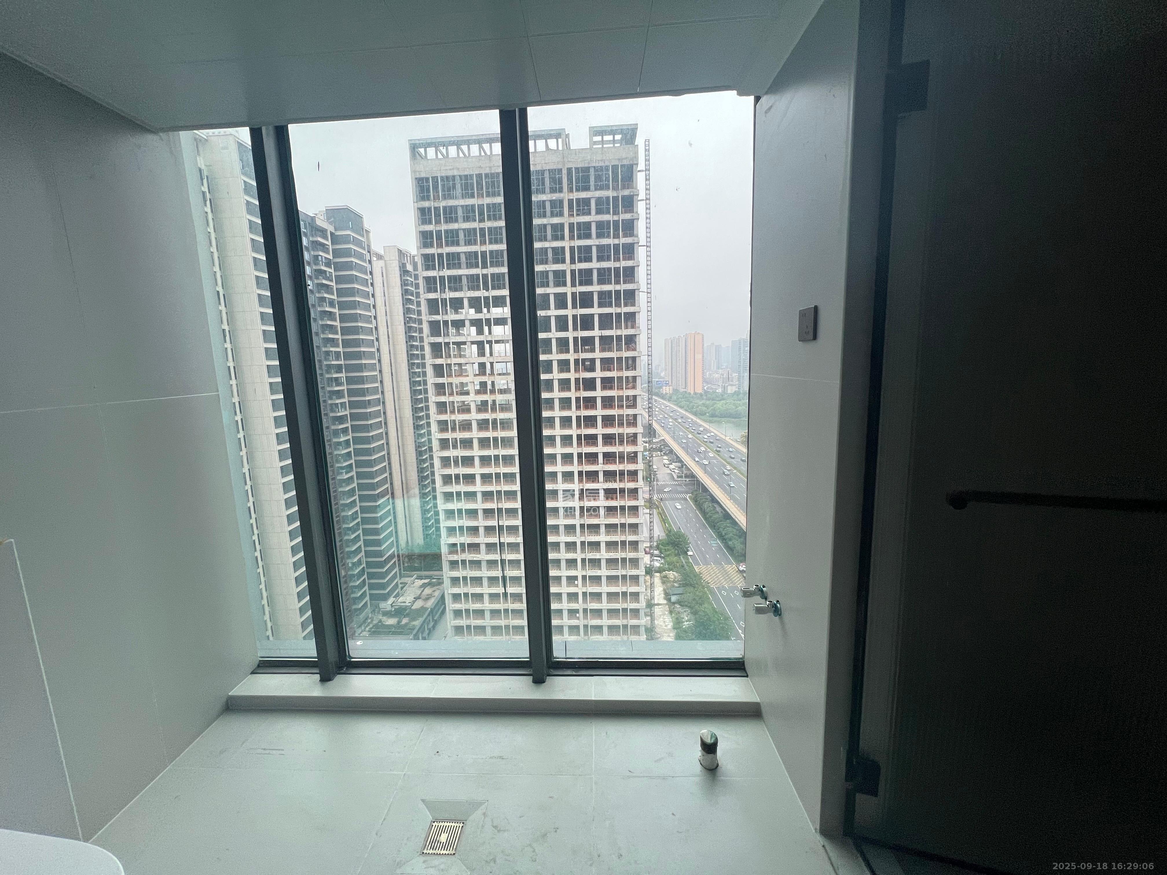 绿地V岛 1室1厅1卫 2500.0元/月 绿地V岛 1室1厅1卫 2500.0元/月室内图