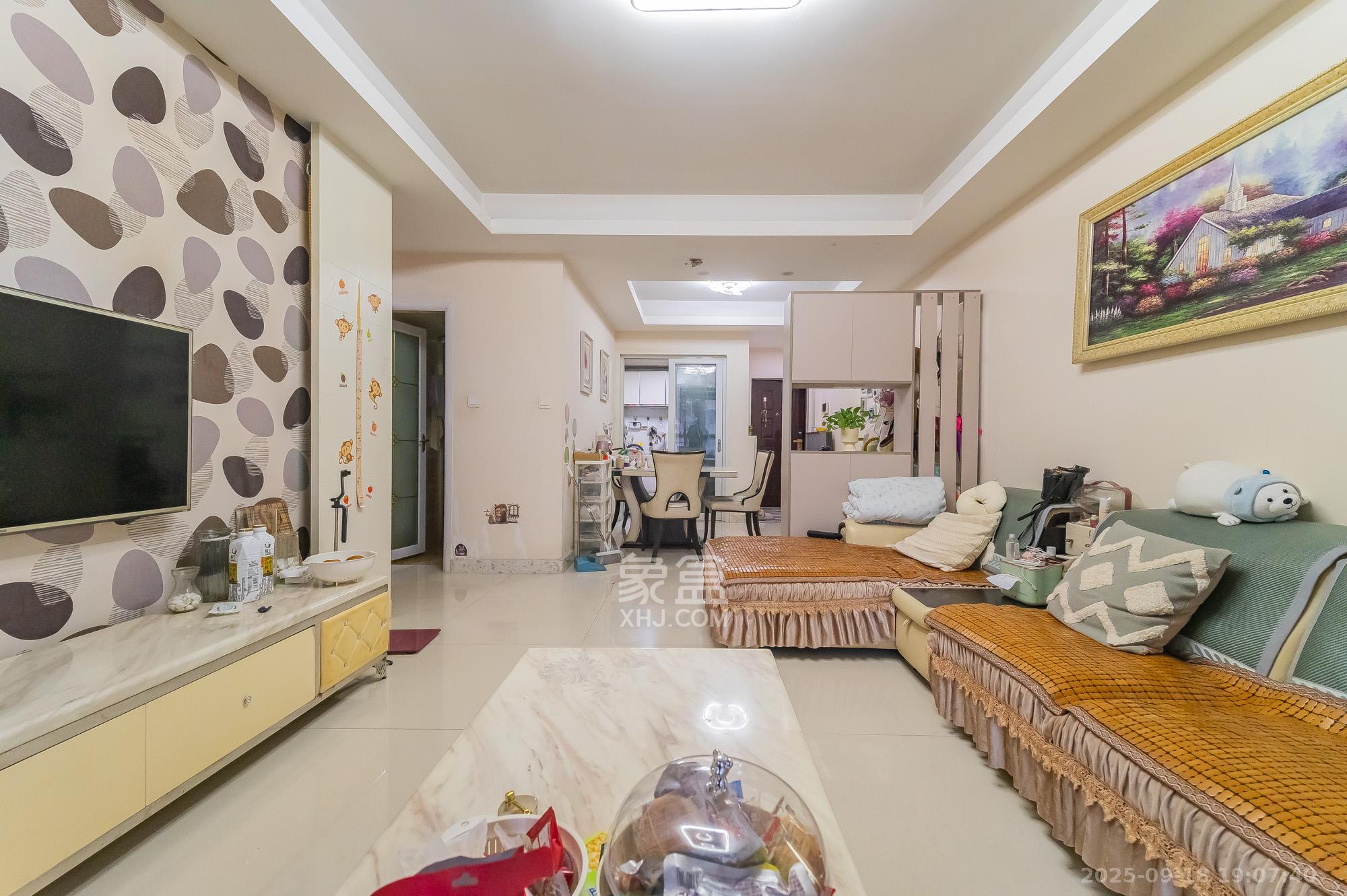 水岸世景 3室2厅1卫 53.8万 水岸世景 3室2厅1卫 53.8万客厅