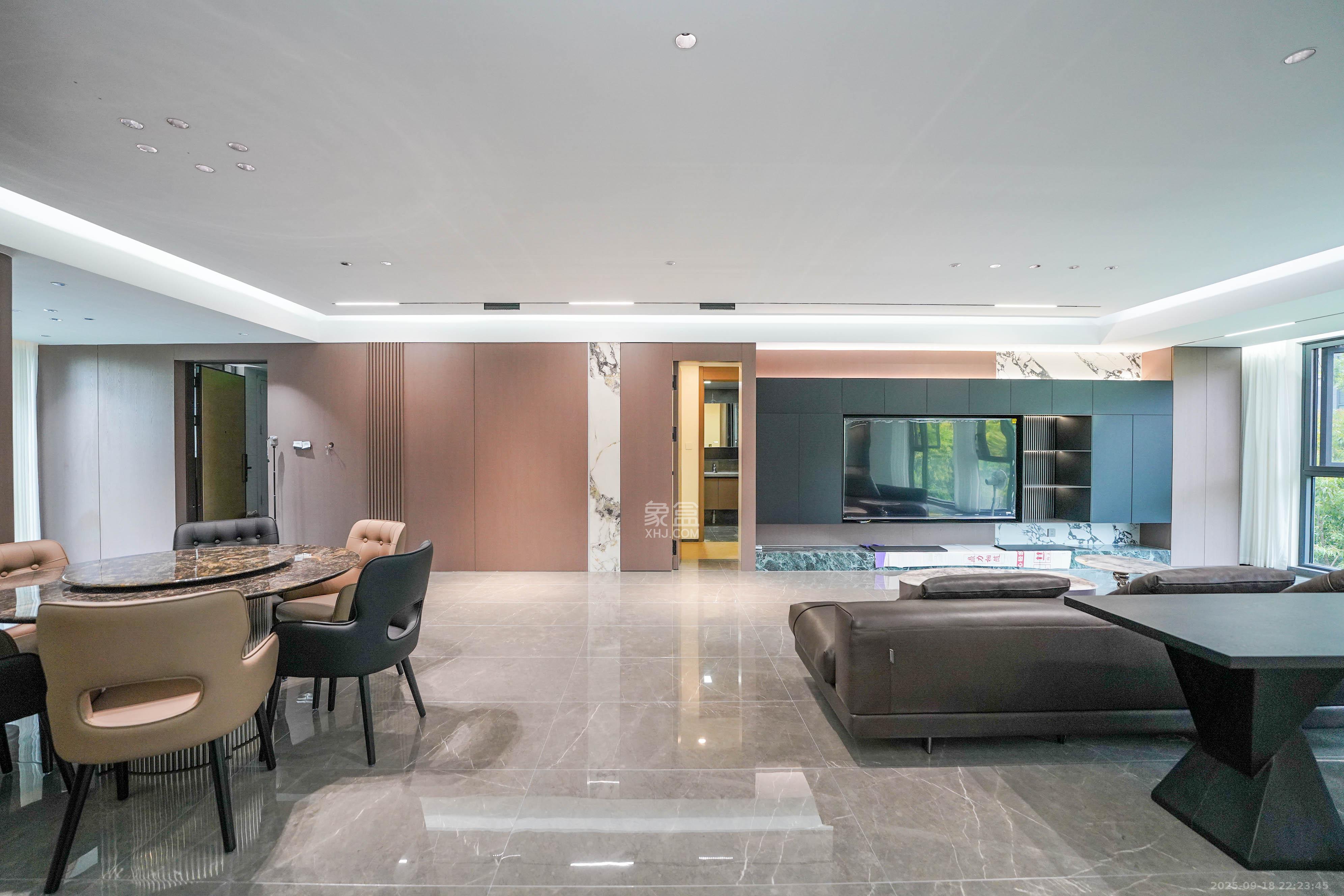 中海寰宇天下  4室2厅2卫    280.0万客厅