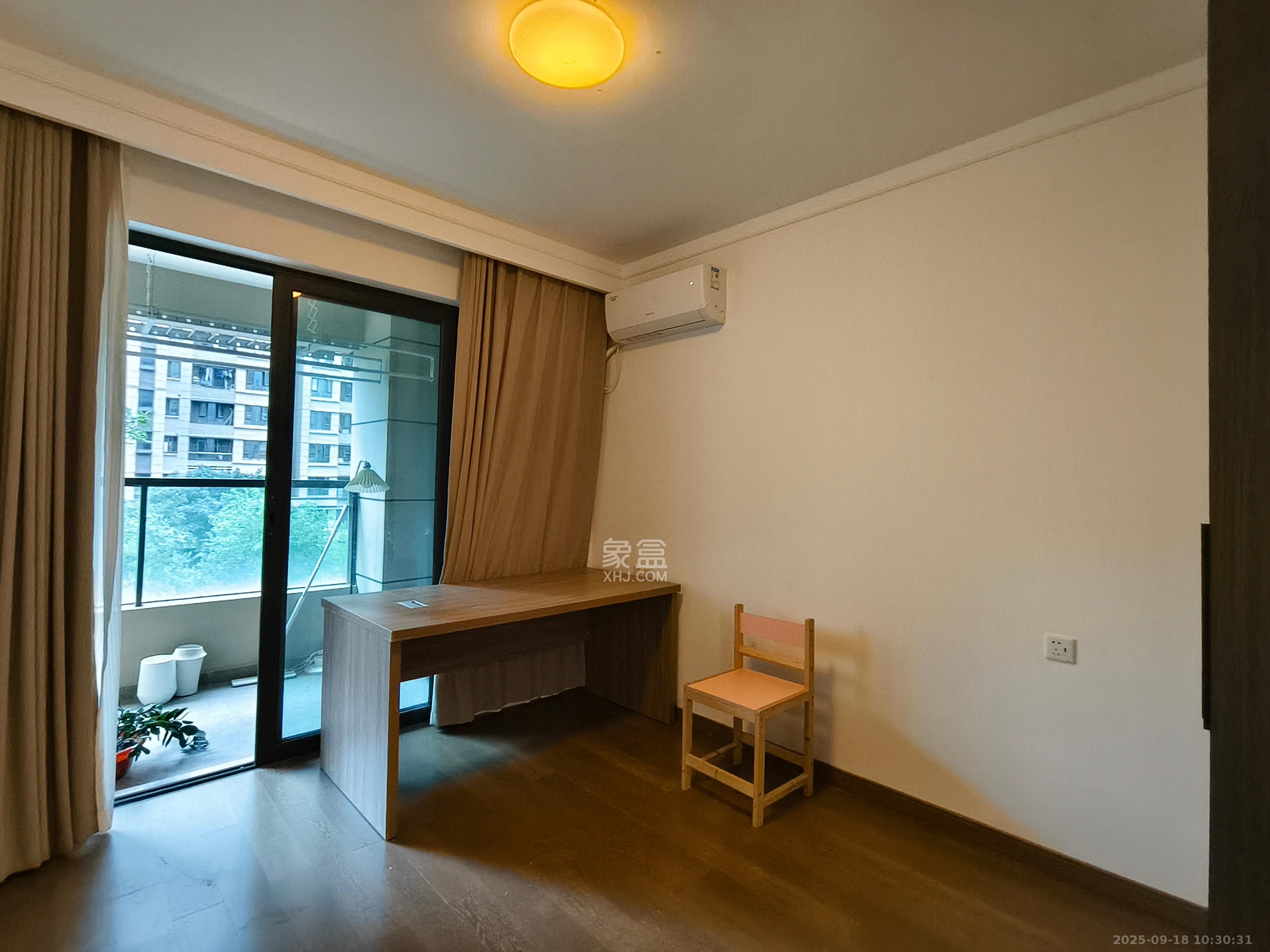 龙湖铂金中心(龙湖春江郦城)  3室2厅2卫    4500.0元/月 龙湖铂金中心(龙湖春江郦城)  3室2厅2卫    4500.0元/月室内图