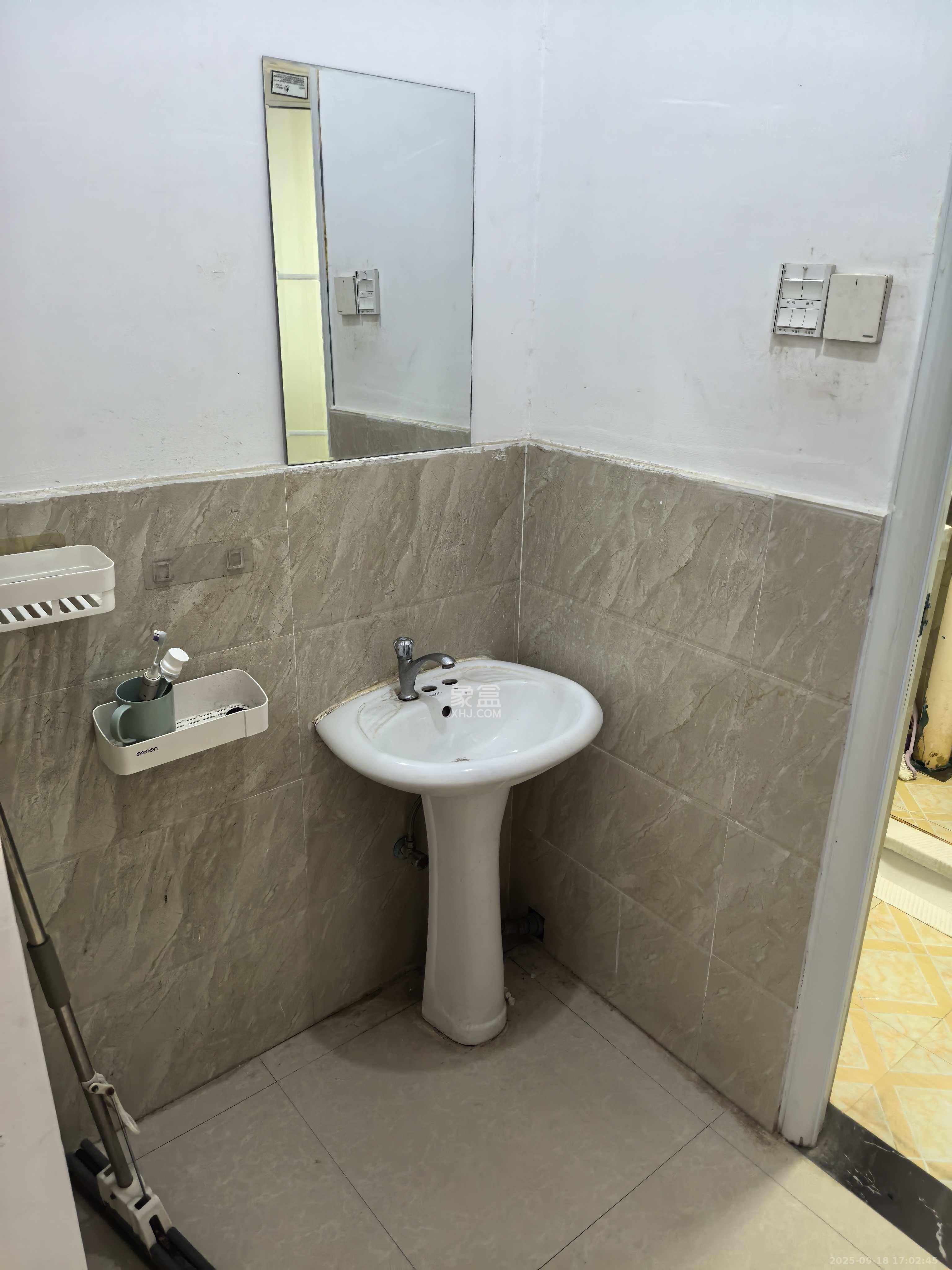 当代滨江MOMA  1室2厅1卫    800.0元/月室内图