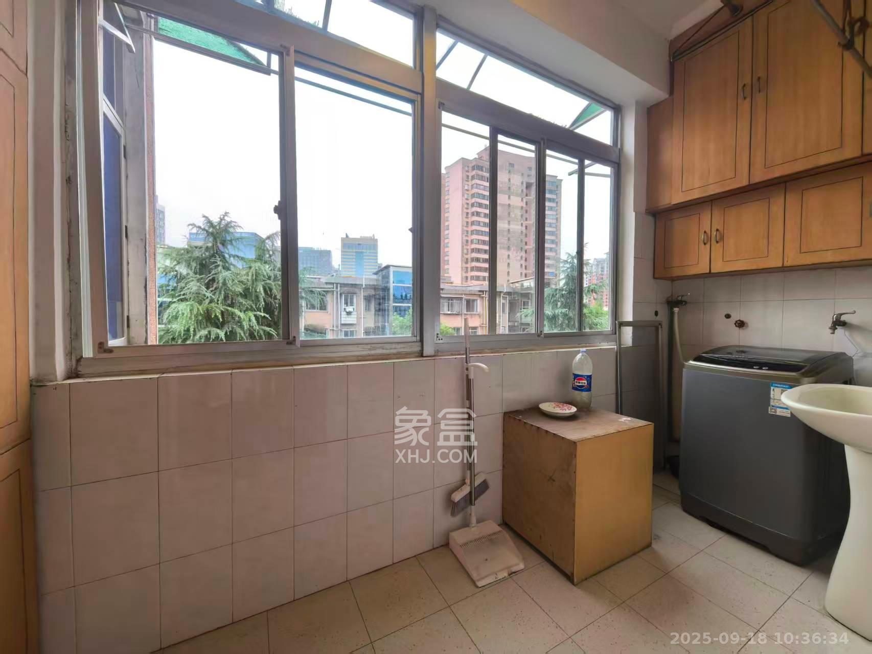 湘农桥社区 3室2厅1卫 2400.0元/月 湘农桥社区 3室2厅1卫 2400.0元/月室内图