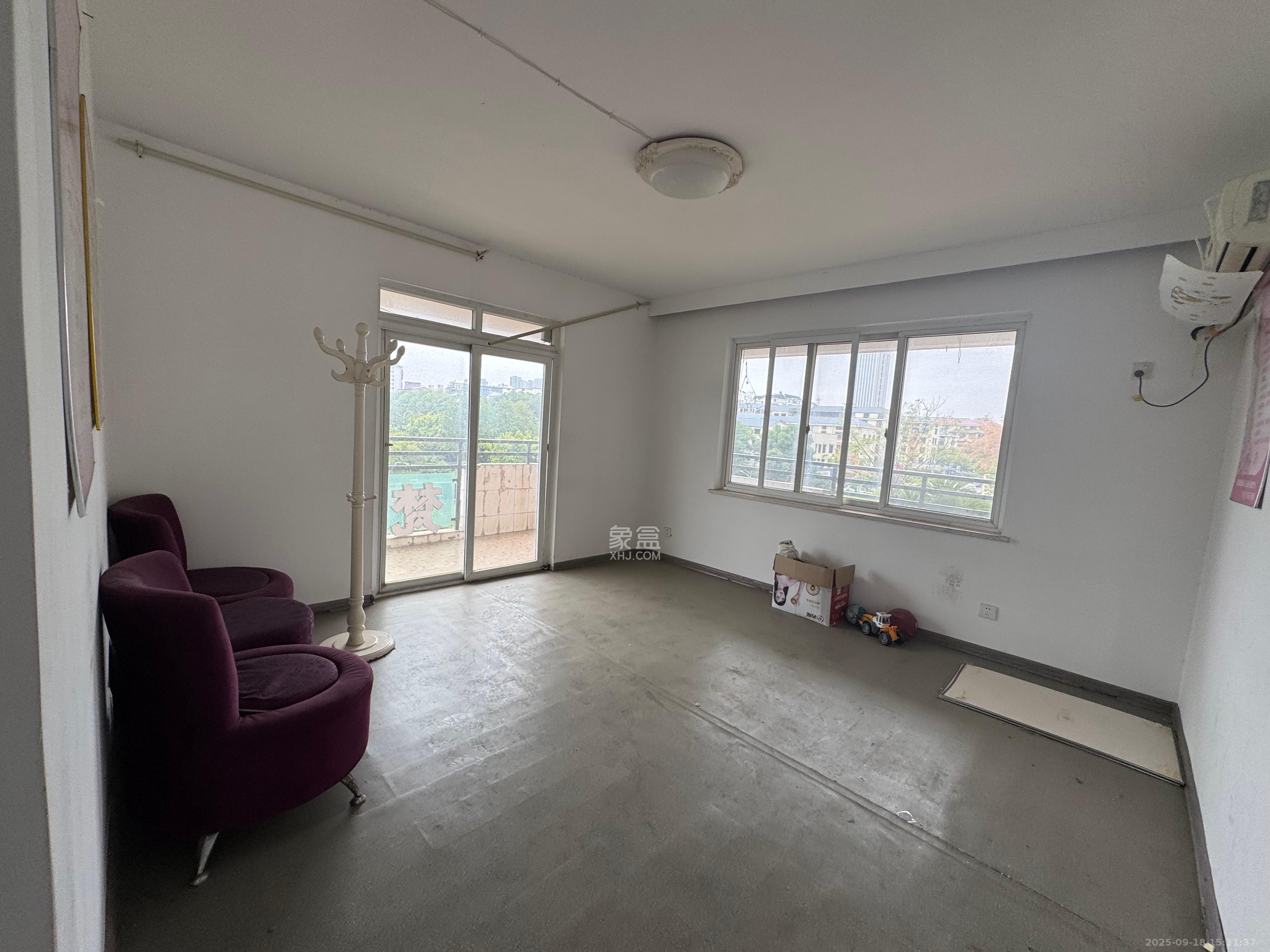 晶华美地  4室2厅2卫    2400.0元/月室内图