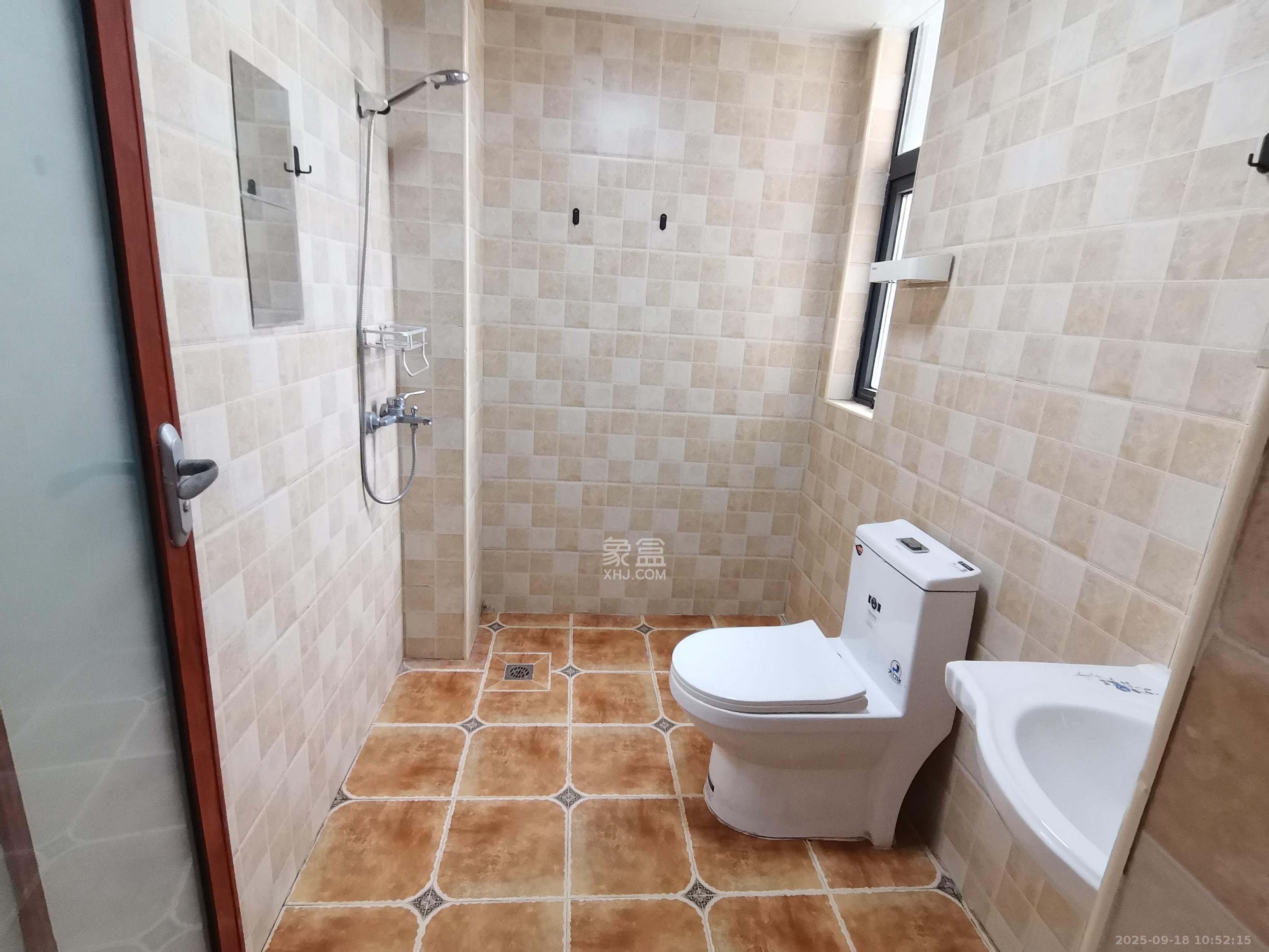 明发国际城  4室2厅2卫    2000.0元/月室内图