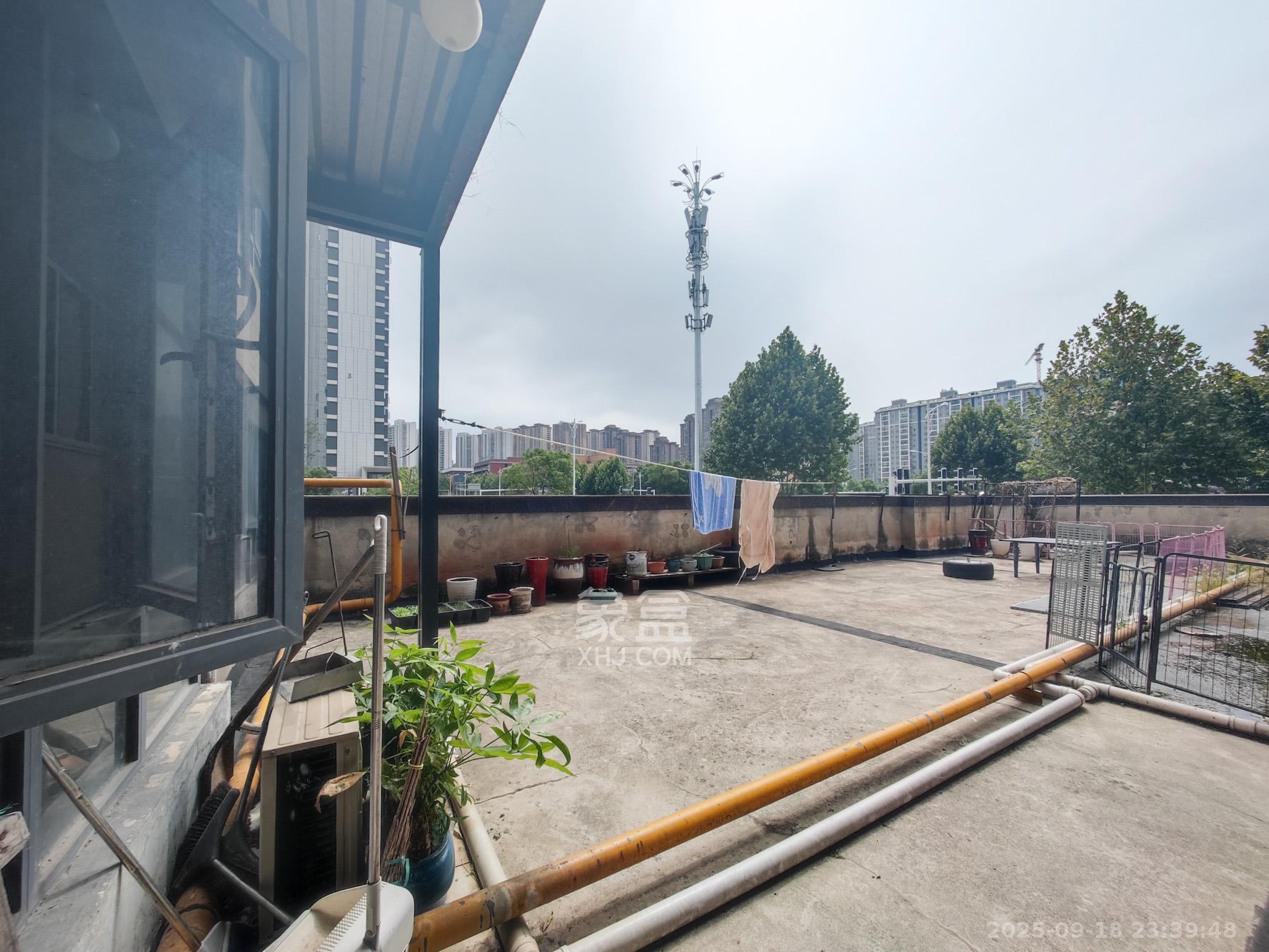 潇湘名城(新里程潇湘名城) 4室2厅2卫 142.0万 潇湘名城(新里程潇湘名城) 4室2厅2卫 142.0万阳台