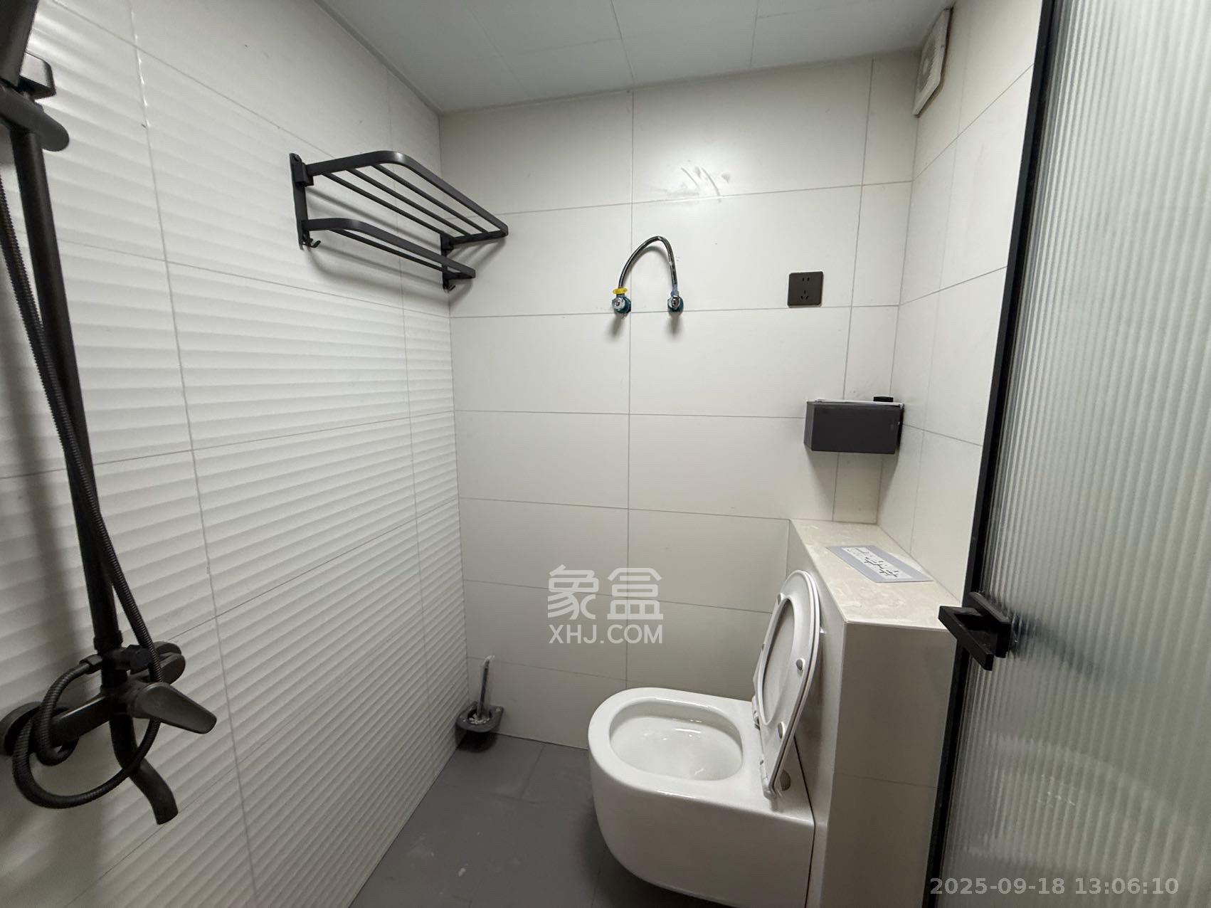 绿地V岛 2室1厅1卫 4800.0元/月 绿地V岛 2室1厅1卫 4800.0元/月室内图