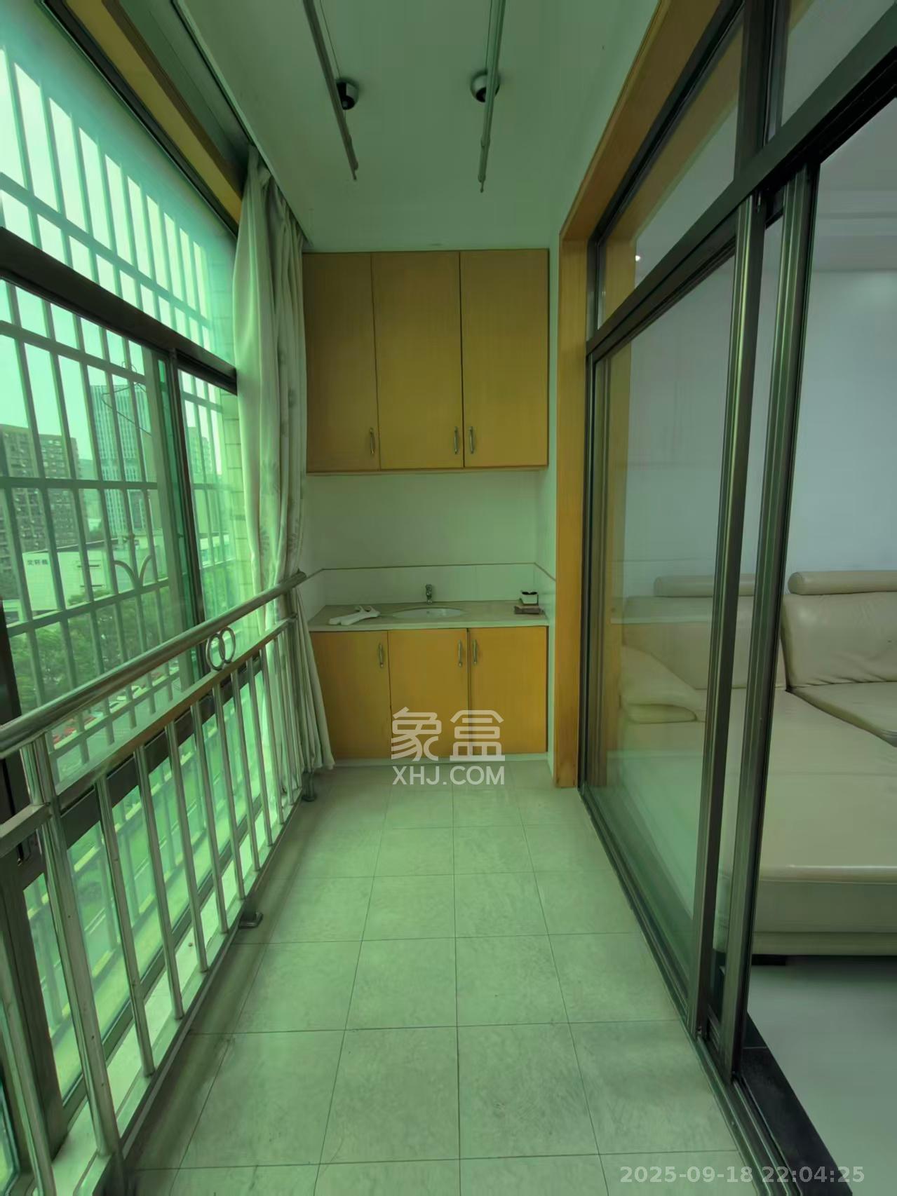 麓谷加州阳光  2室2厅1卫   2300.00元/月室内图