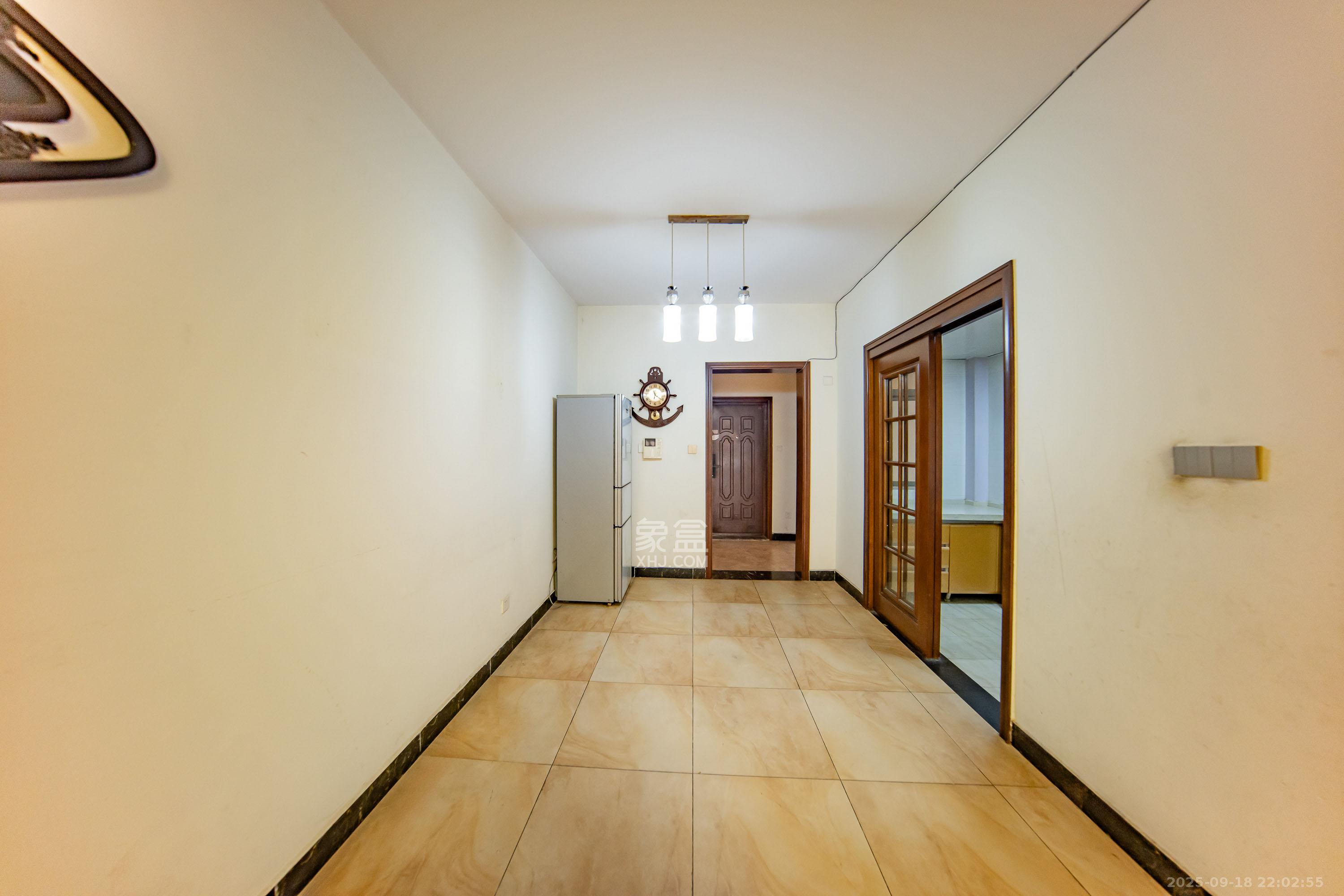 米兰春天  3室2厅1卫    55.0万 米兰春天  3室2厅1卫    55.0万客厅