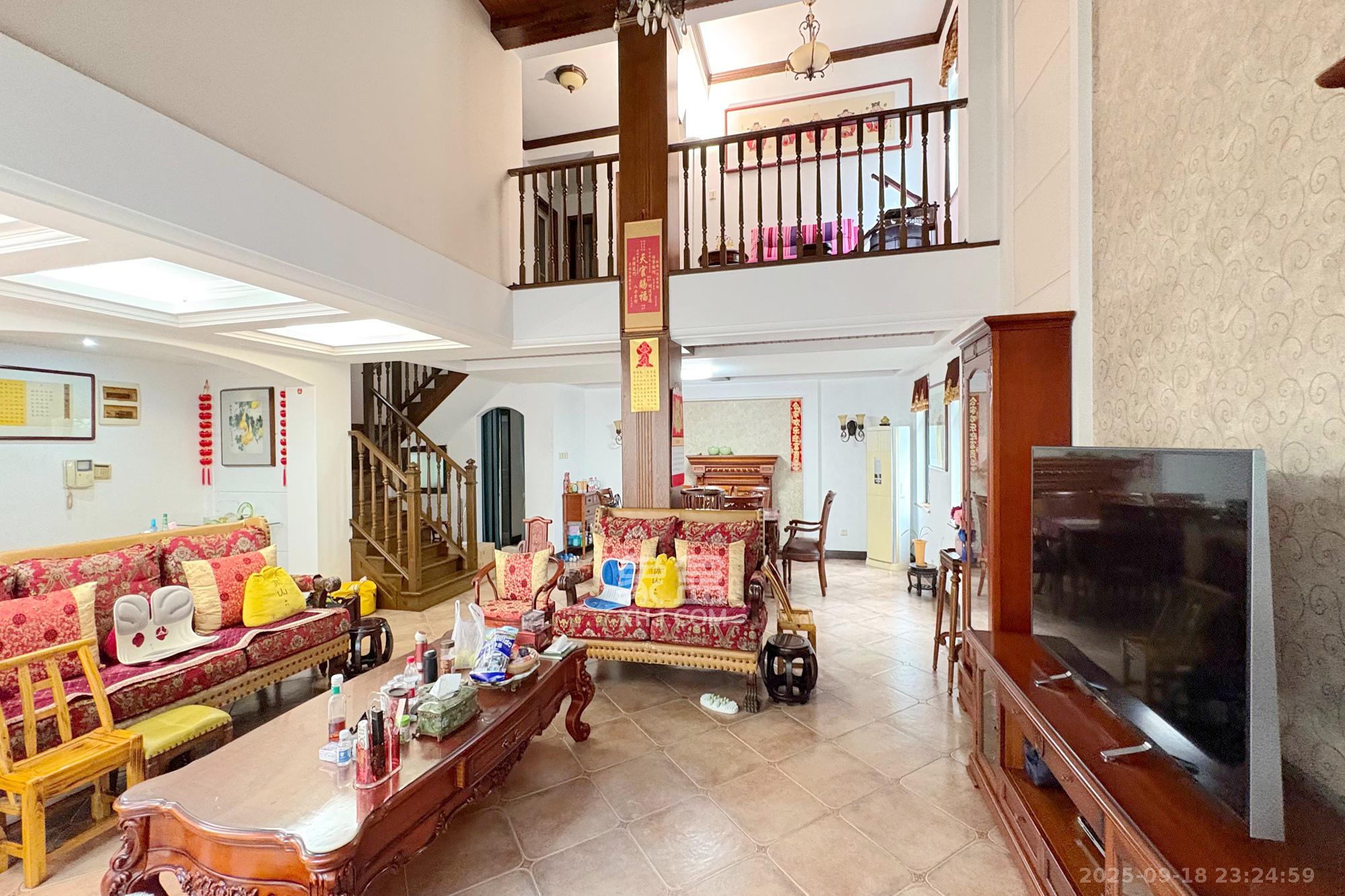 梦泽园 6室3厅4卫 1605.0万 梦泽园 6室3厅4卫 1605.0万客厅