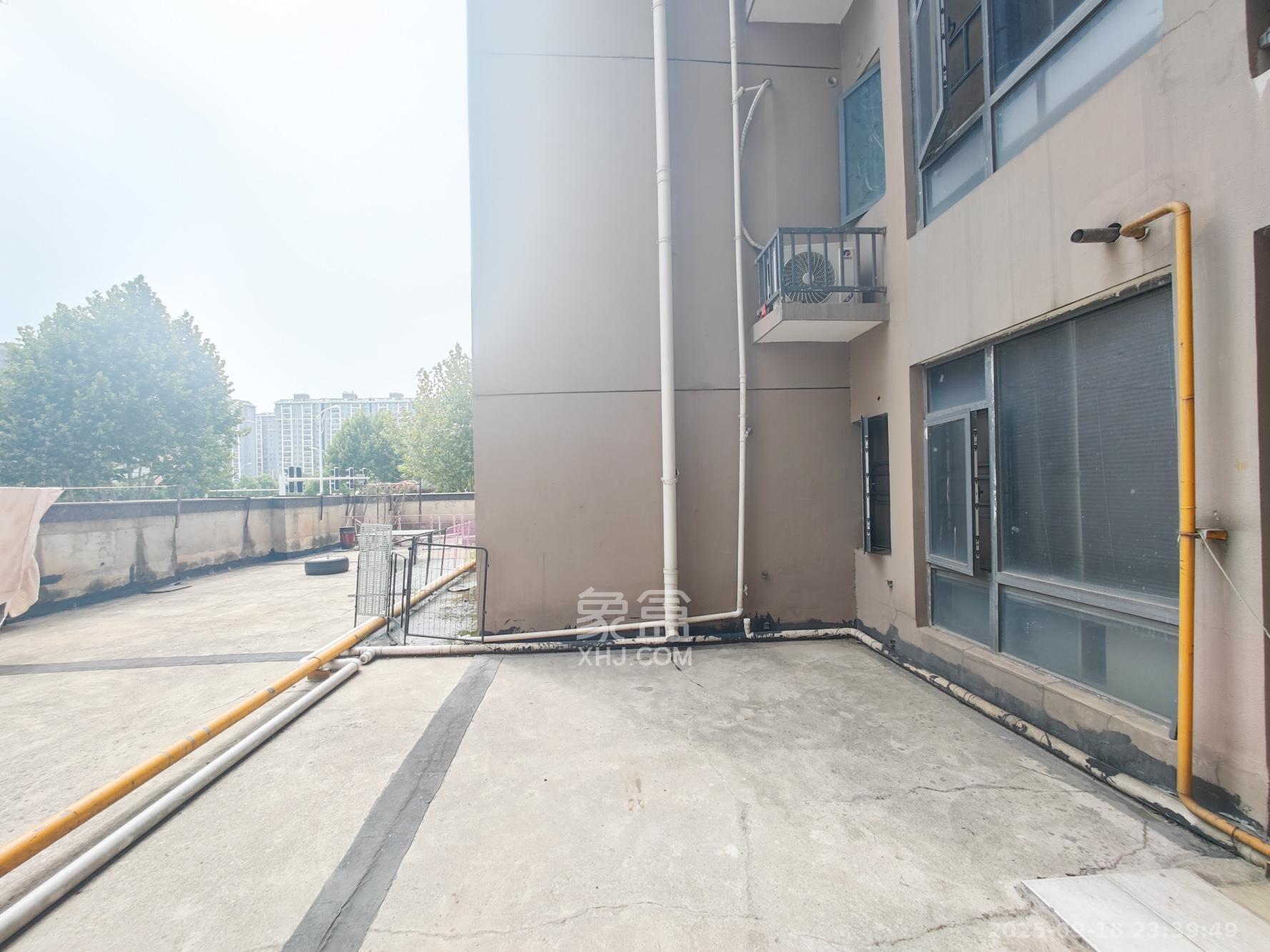 潇湘名城(新里程潇湘名城) 4室2厅2卫 142.0万 潇湘名城(新里程潇湘名城) 4室2厅2卫 142.0万阳台