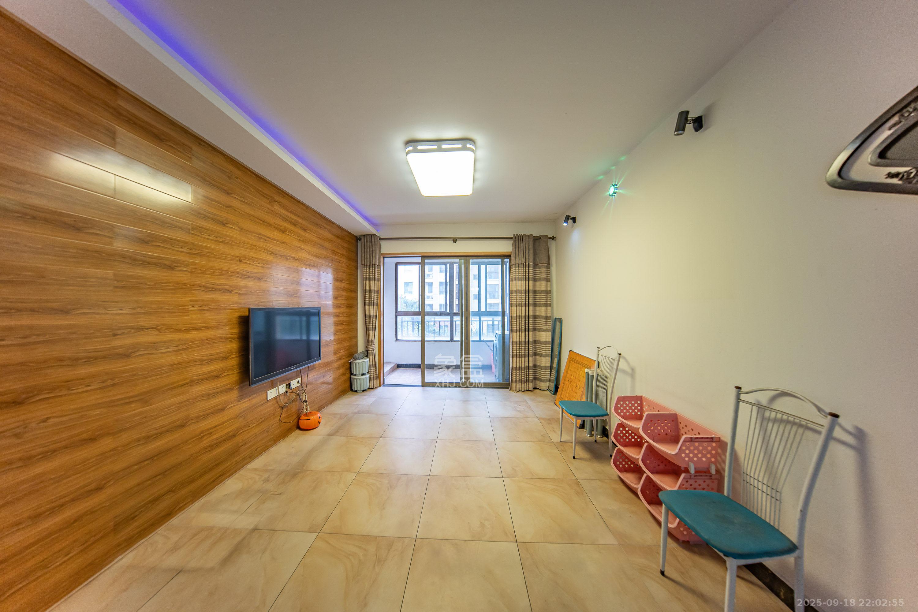 米兰春天  3室2厅1卫    55.0万 米兰春天  3室2厅1卫    55.0万客厅