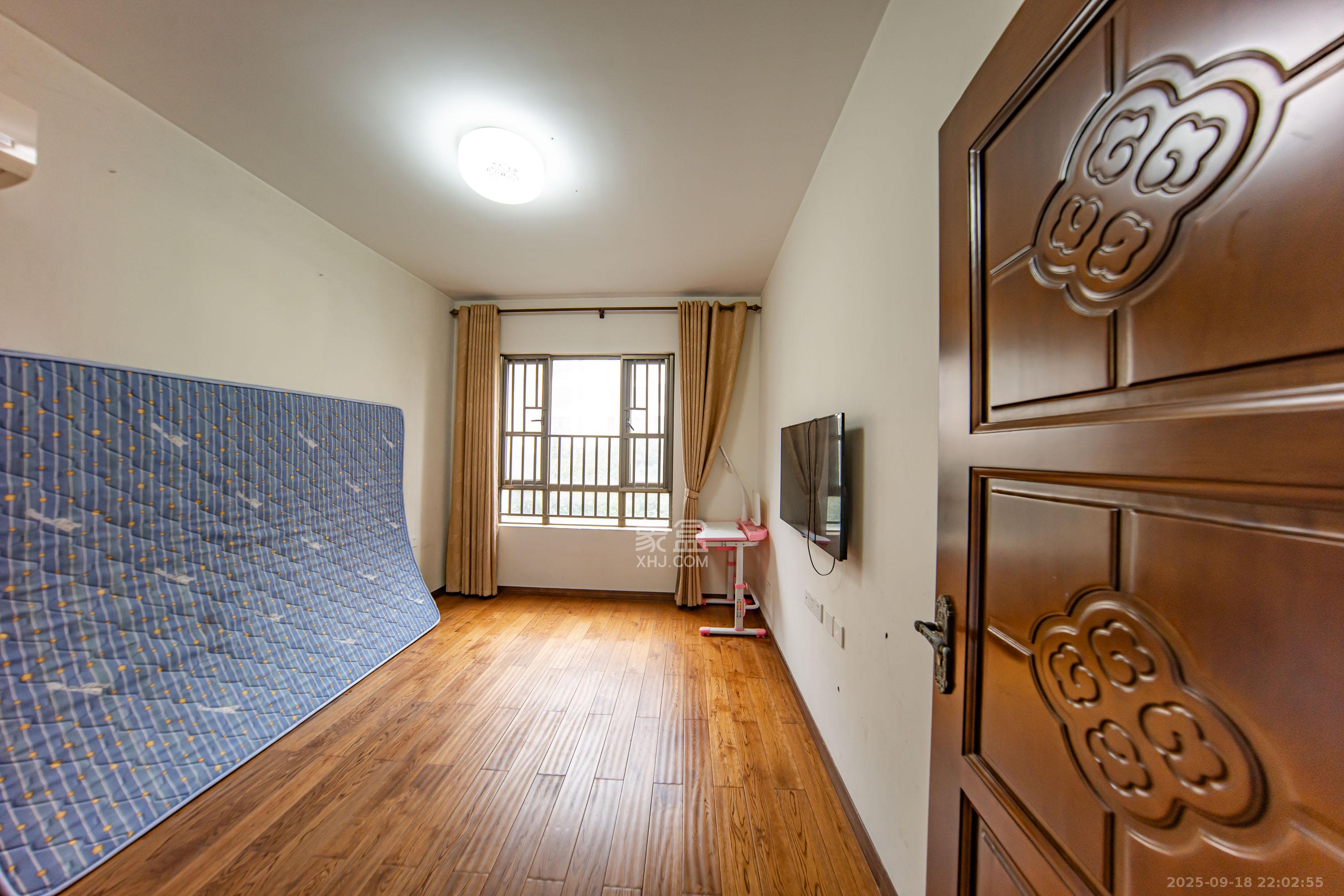 米兰春天  3室2厅1卫    55.0万 米兰春天  3室2厅1卫    55.0万卧室