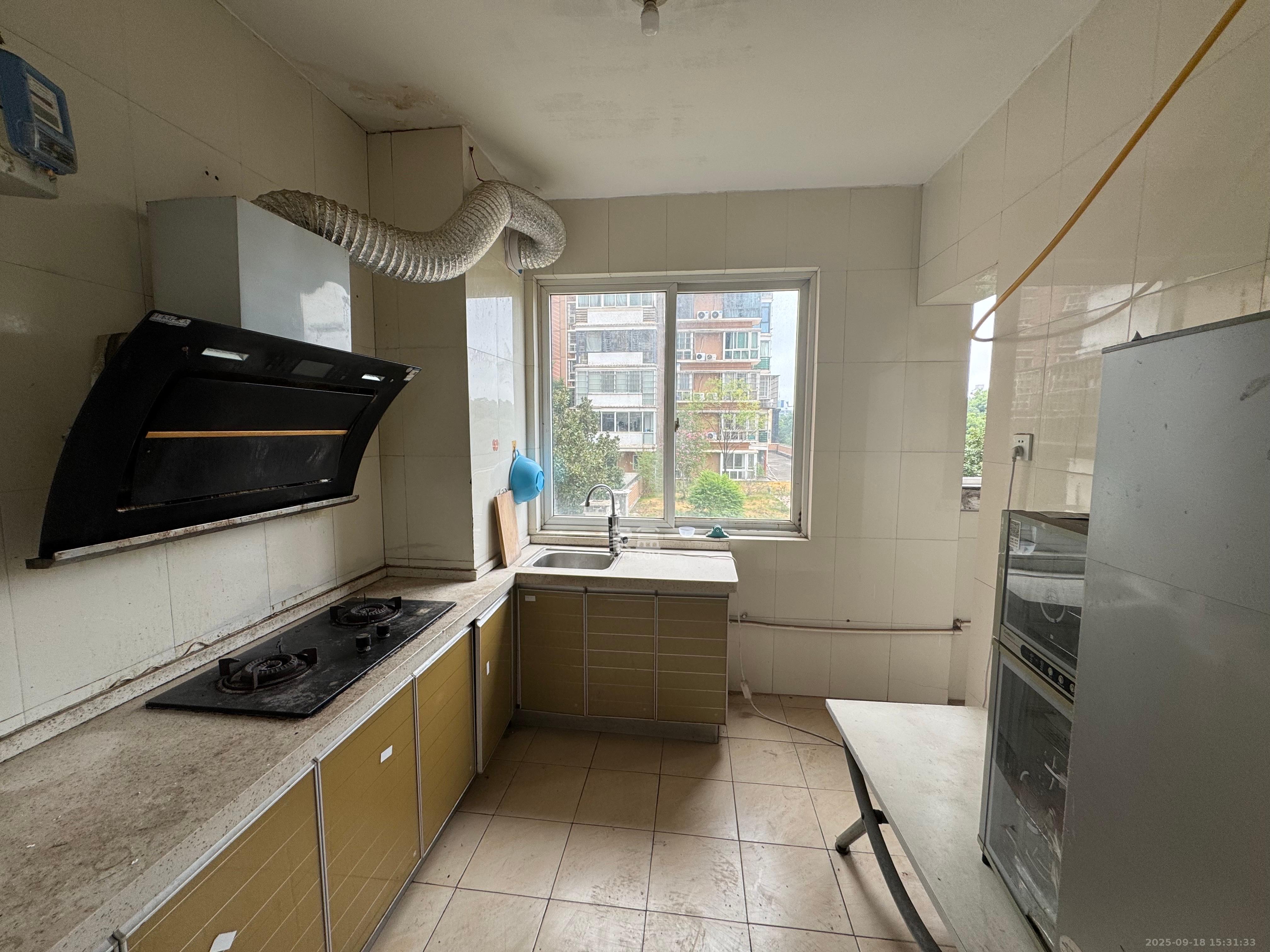 晶华美地  4室2厅2卫    2400.0元/月室内图