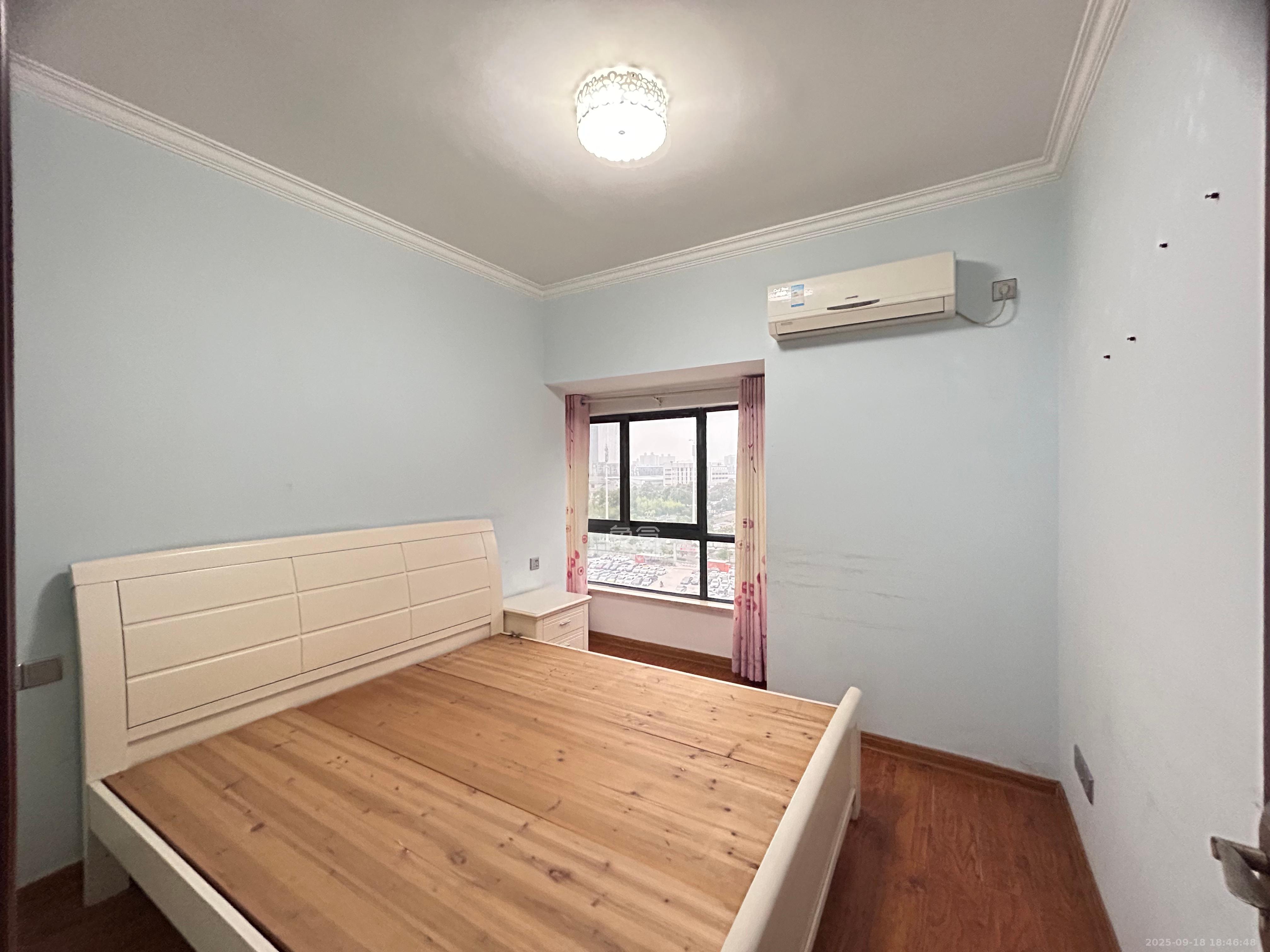 花样年华 4室2厅1卫 1800.0元/月 花样年华 4室2厅1卫 1800.0元/月室内图