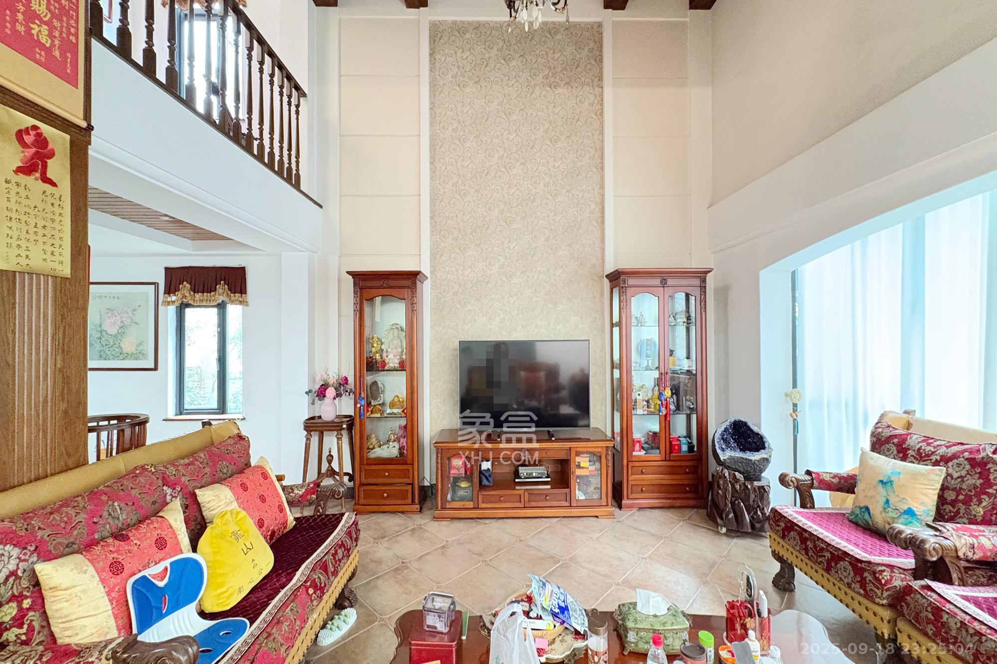 梦泽园  6室3厅4卫    1605.0万客厅