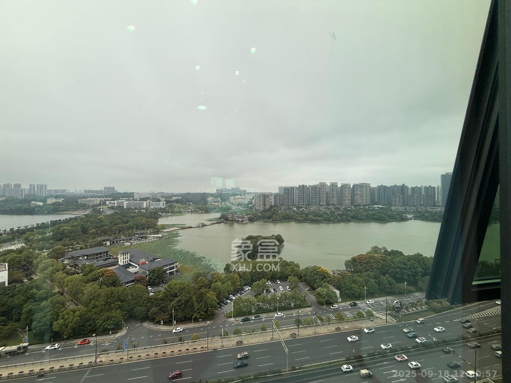 绿地V岛  1室1厅1卫   2500.00元/月室内图