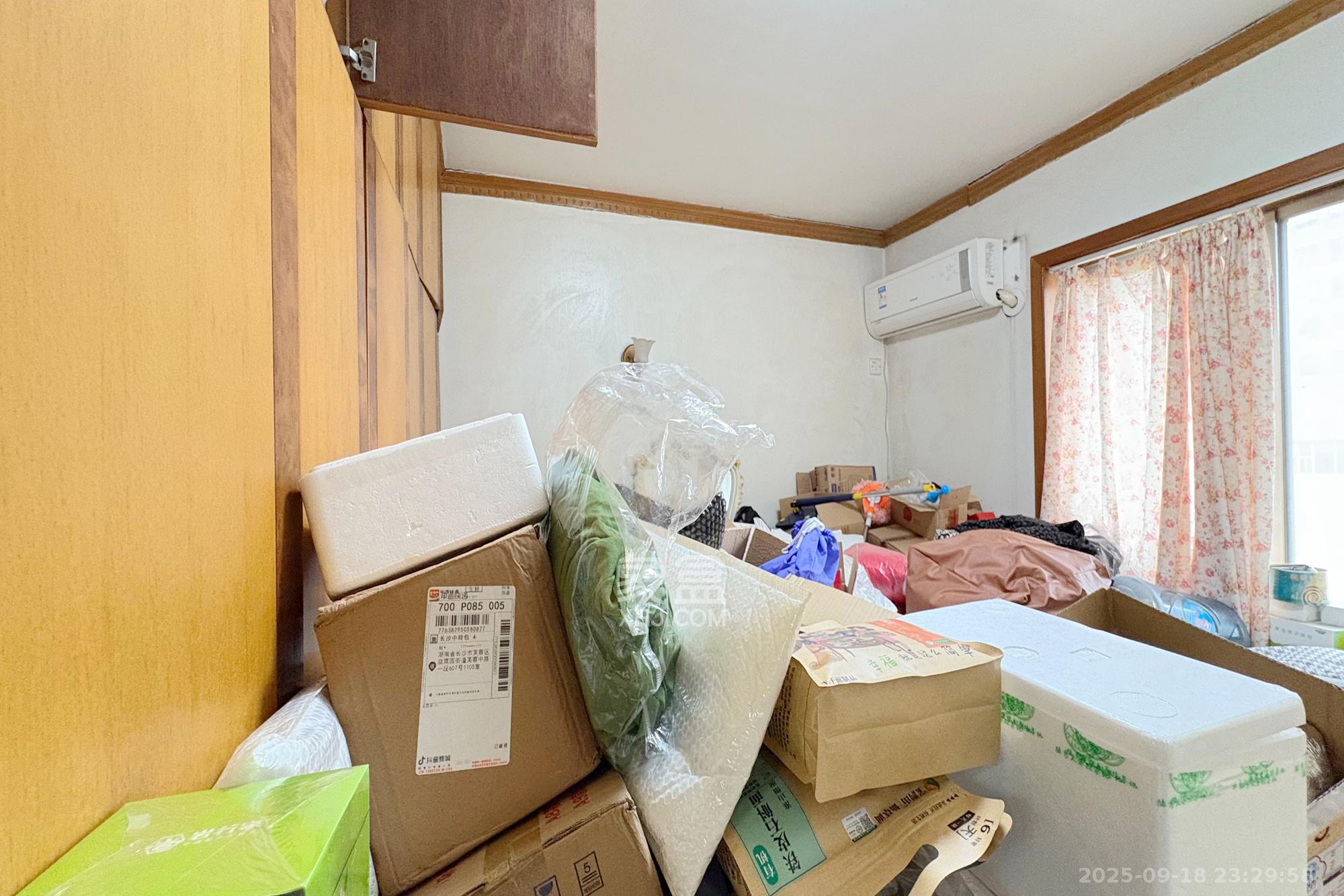 八一桥工商银行家属楼  3室2厅1卫    95.0万卧室