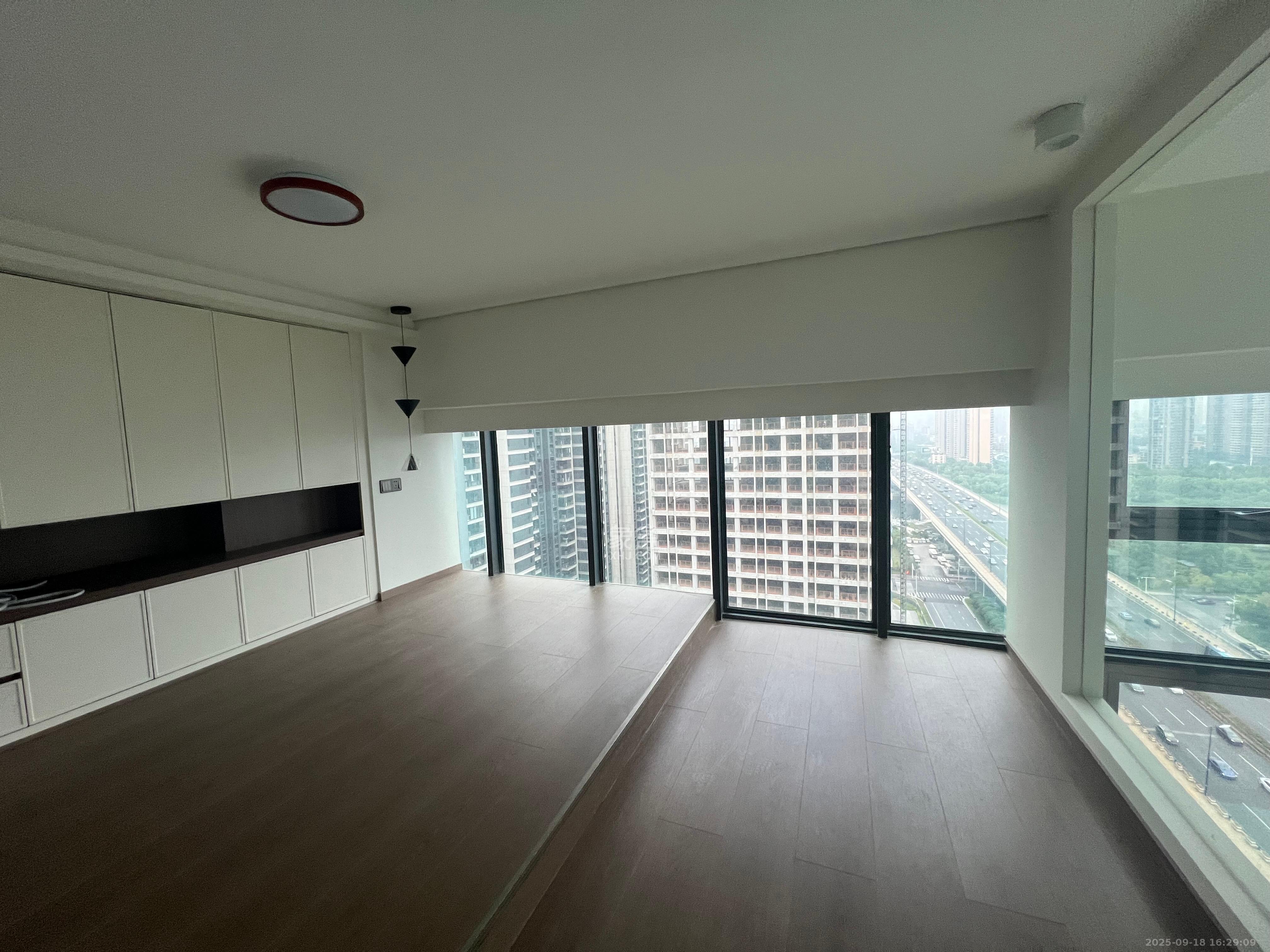 绿地V岛 1室1厅1卫 2500.0元/月 绿地V岛 1室1厅1卫 2500.0元/月室内图