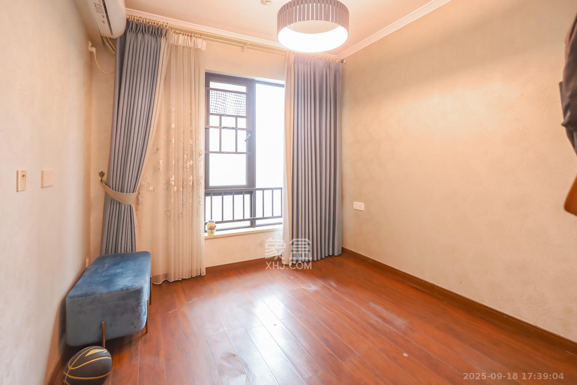 万科里金域国际 3室2厅2卫 165.0万 万科里金域国际 3室2厅2卫 165.0万卧室