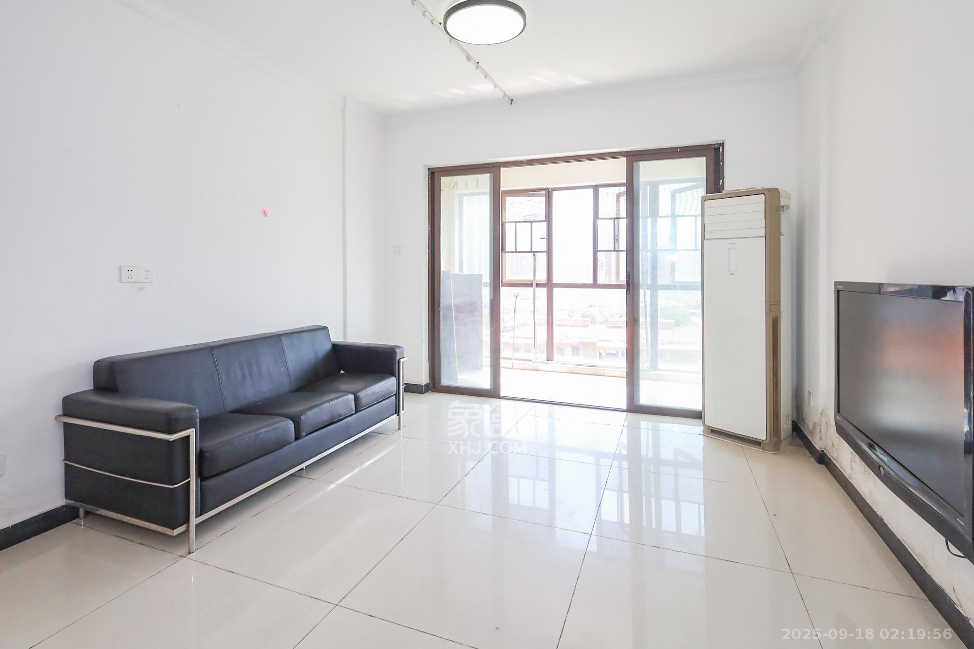 芙蓉别墅山庄(嘉湘华庭)  3室2厅1卫    102.0万 芙蓉别墅山庄(嘉湘华庭)  3室2厅1卫    102.0万客厅