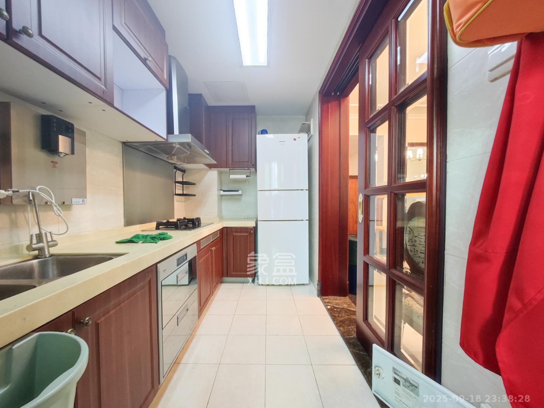 恒大城  4室2厅2卫    116.0万厨房