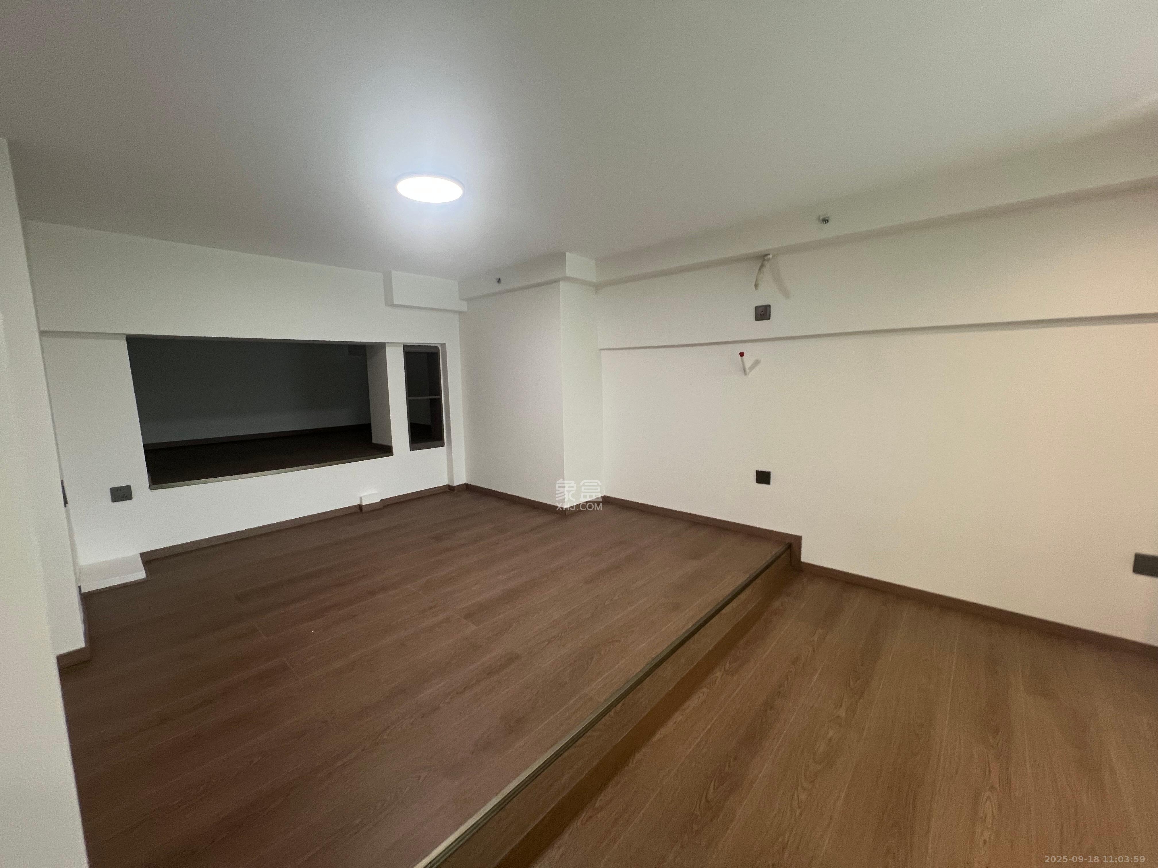 绿地V岛  1室1厅1卫    2300.0元/月室内图