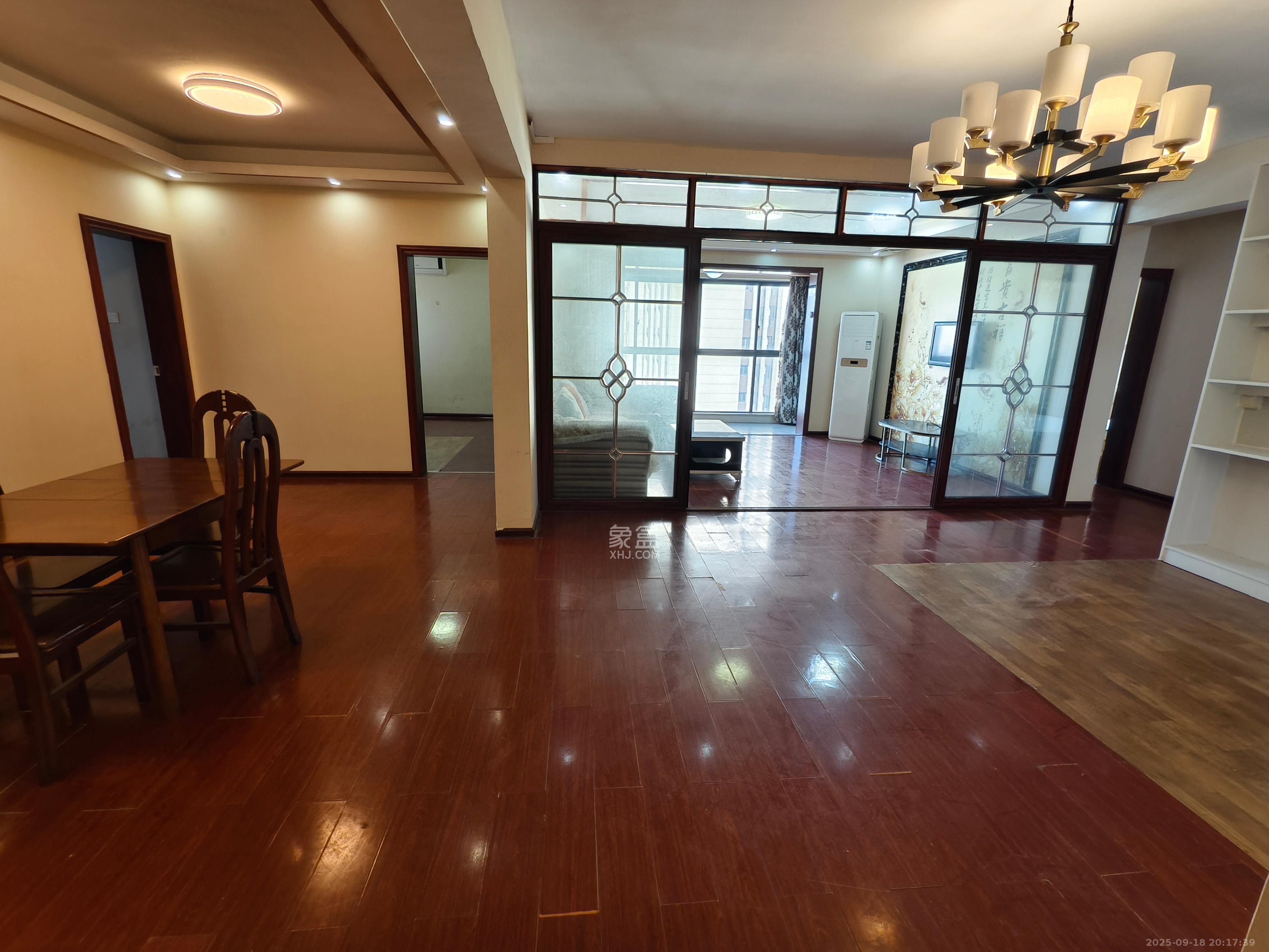 克拉美丽山庄(晟领国际) 4室2厅2卫 2900.0元/月 克拉美丽山庄(晟领国际) 4室2厅2卫 2900.0元/月室内图