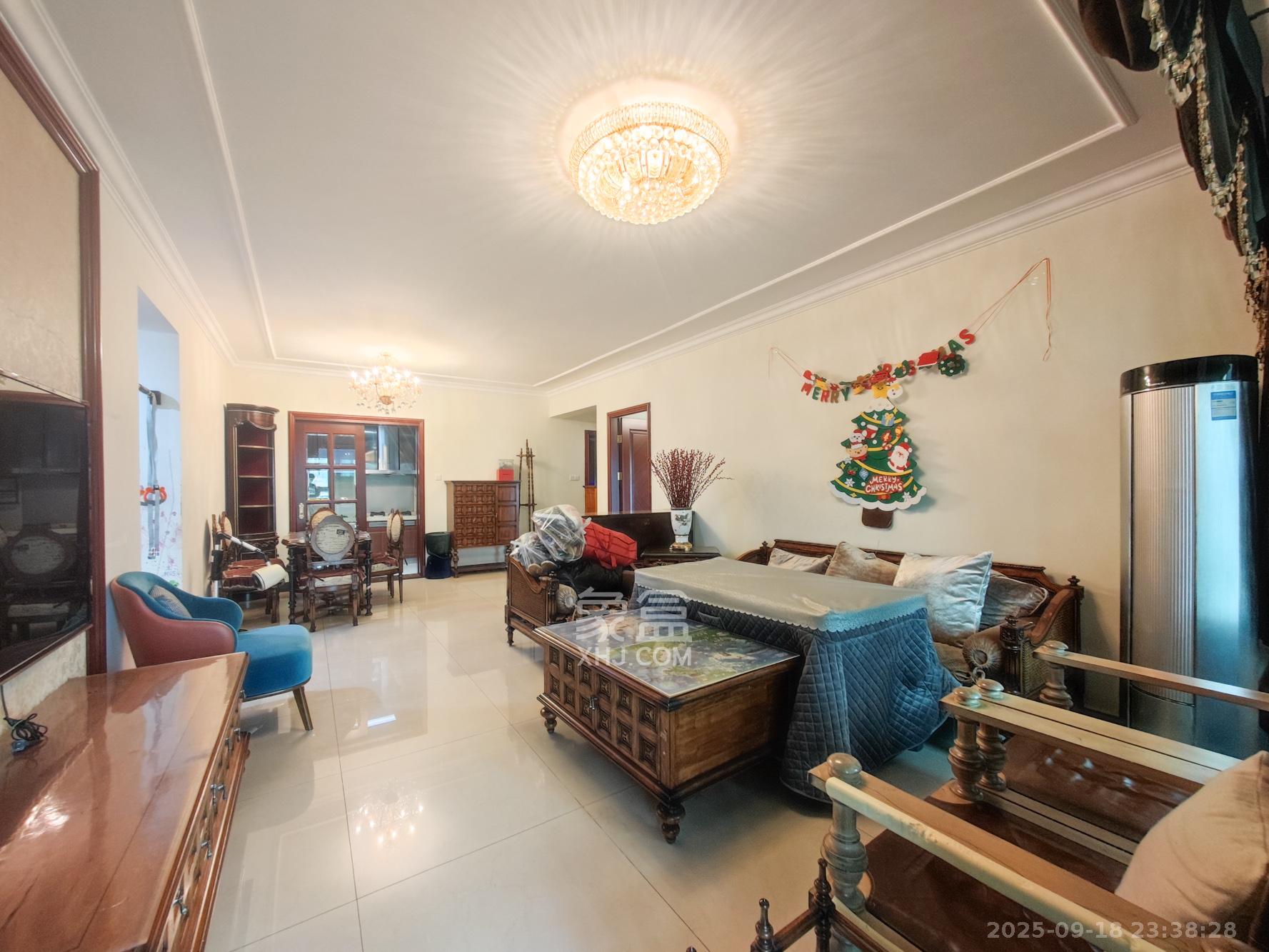 恒大城  4室2厅2卫    116.0万客厅