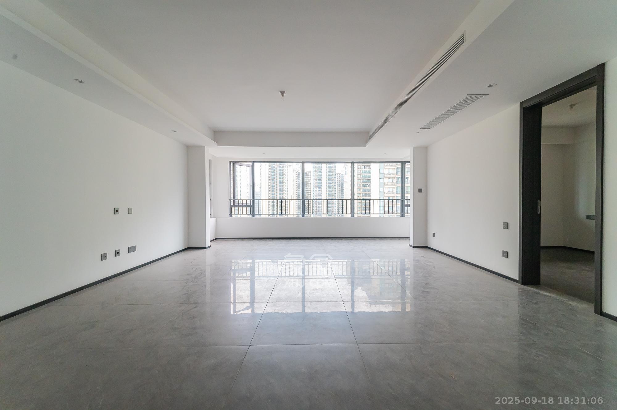 万科松湖天地  4室2厅2卫    191.8万