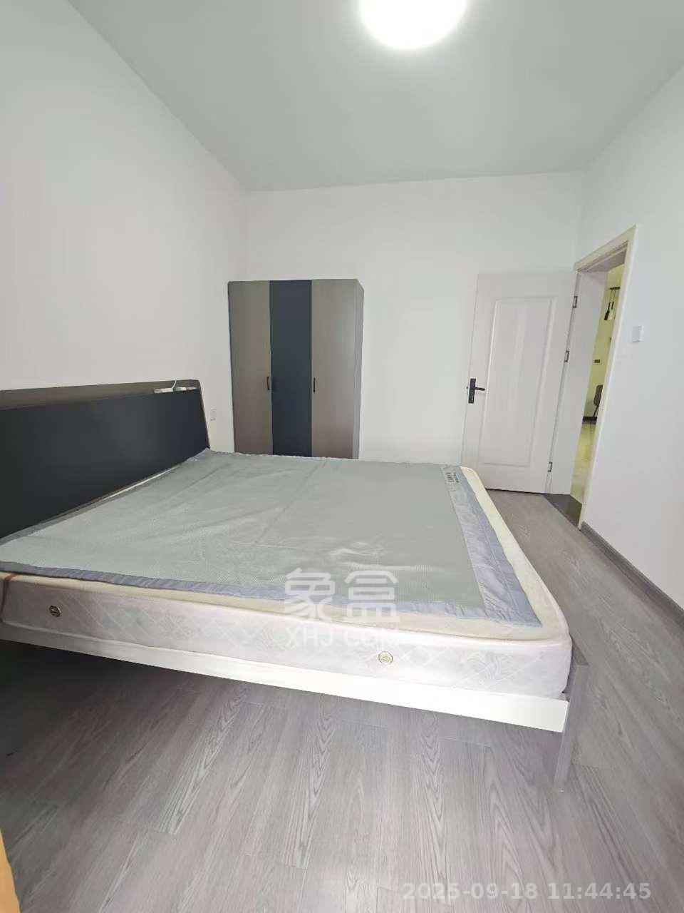 绿地海外滩一期  3室2厅1卫    1900.0元/月室内图