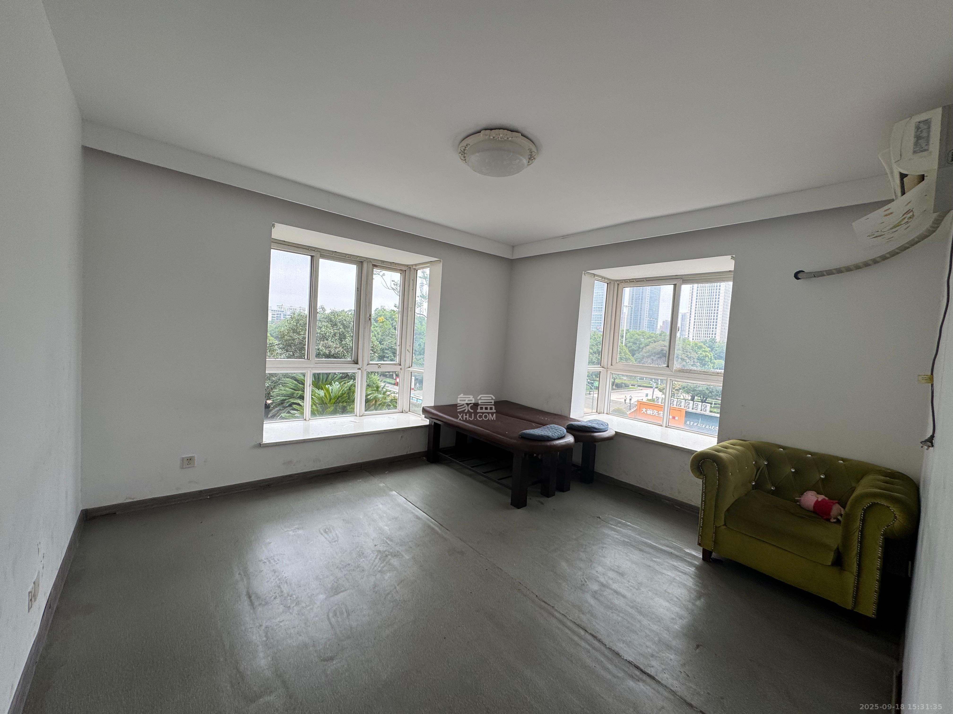 晶华美地  4室2厅2卫    2400.0元/月室内图