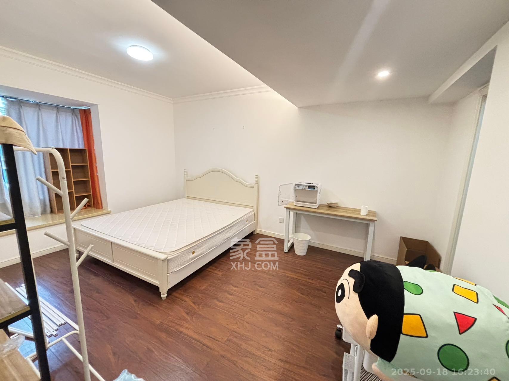 万科魅力之城锋镜里  4室2厅2卫    3200.0元/月室内图