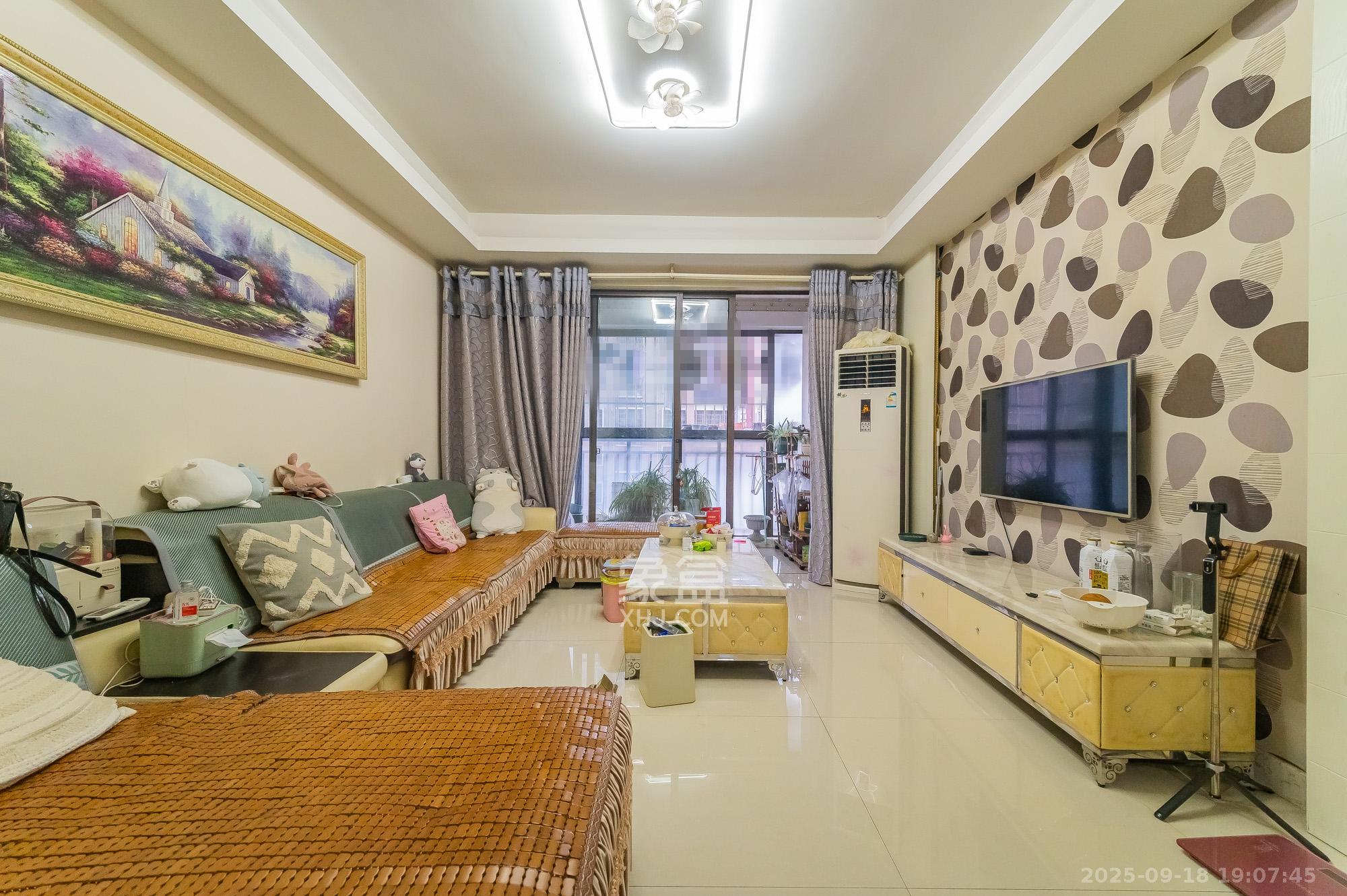 水岸世景 3室2厅1卫 53.8万 水岸世景 3室2厅1卫 53.8万客厅