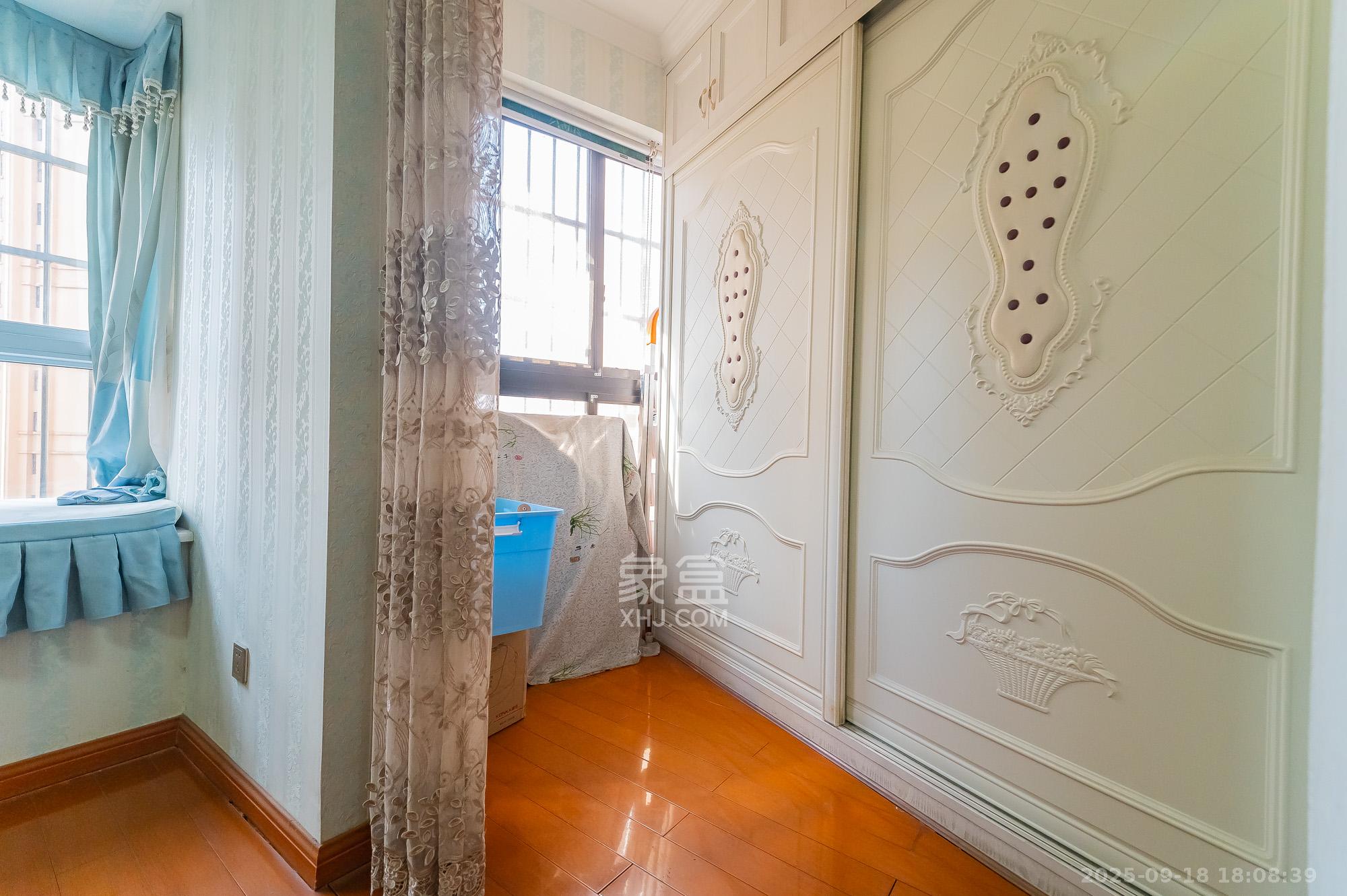 东方航标  3室2厅1卫    68.8万卧室