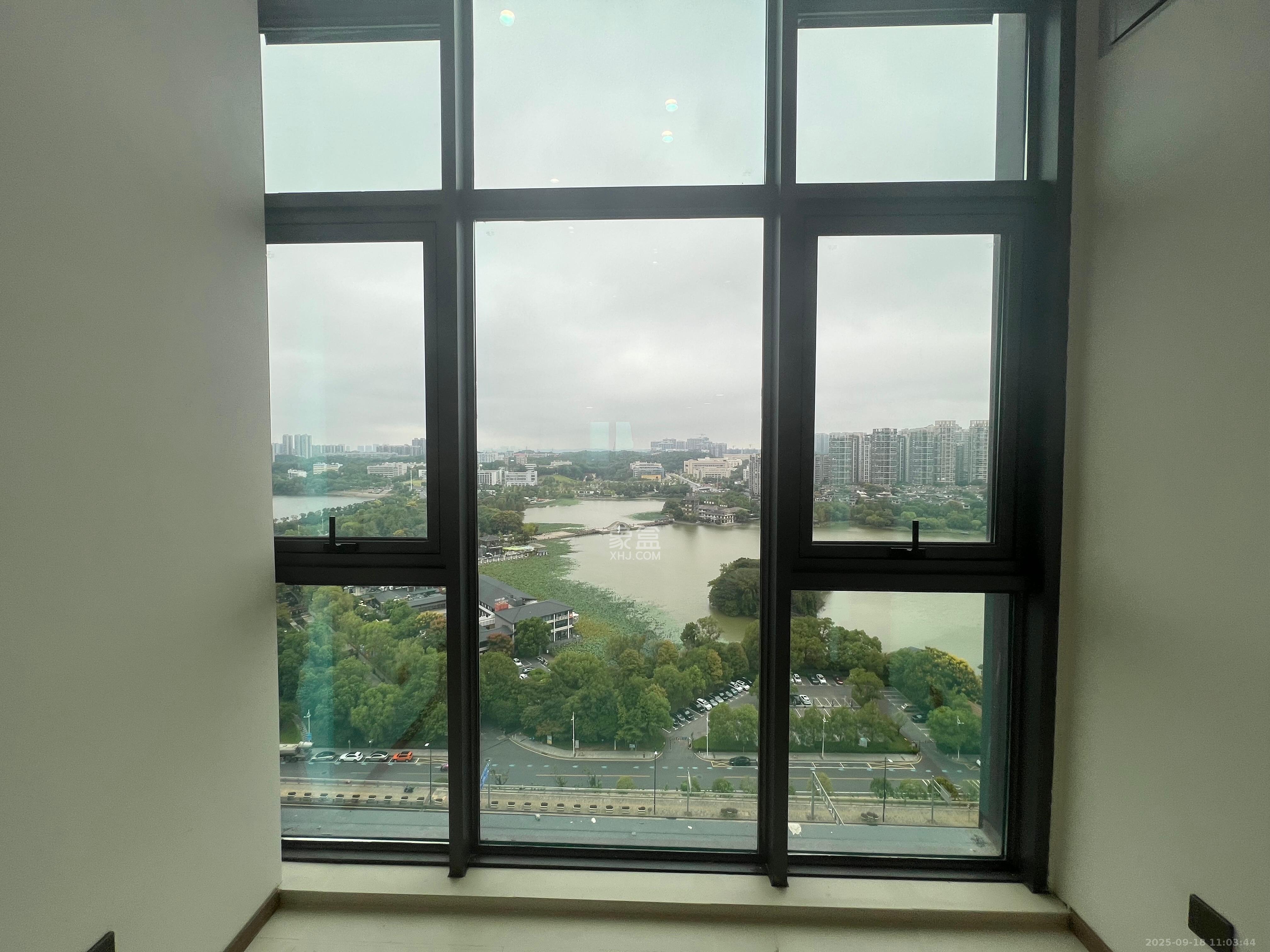 绿地V岛  1室1厅1卫    2300.0元/月室内图