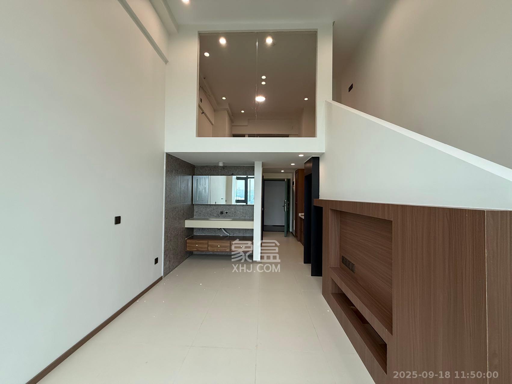 绿地V岛  1室1厅1卫    2500.0元/月室内图