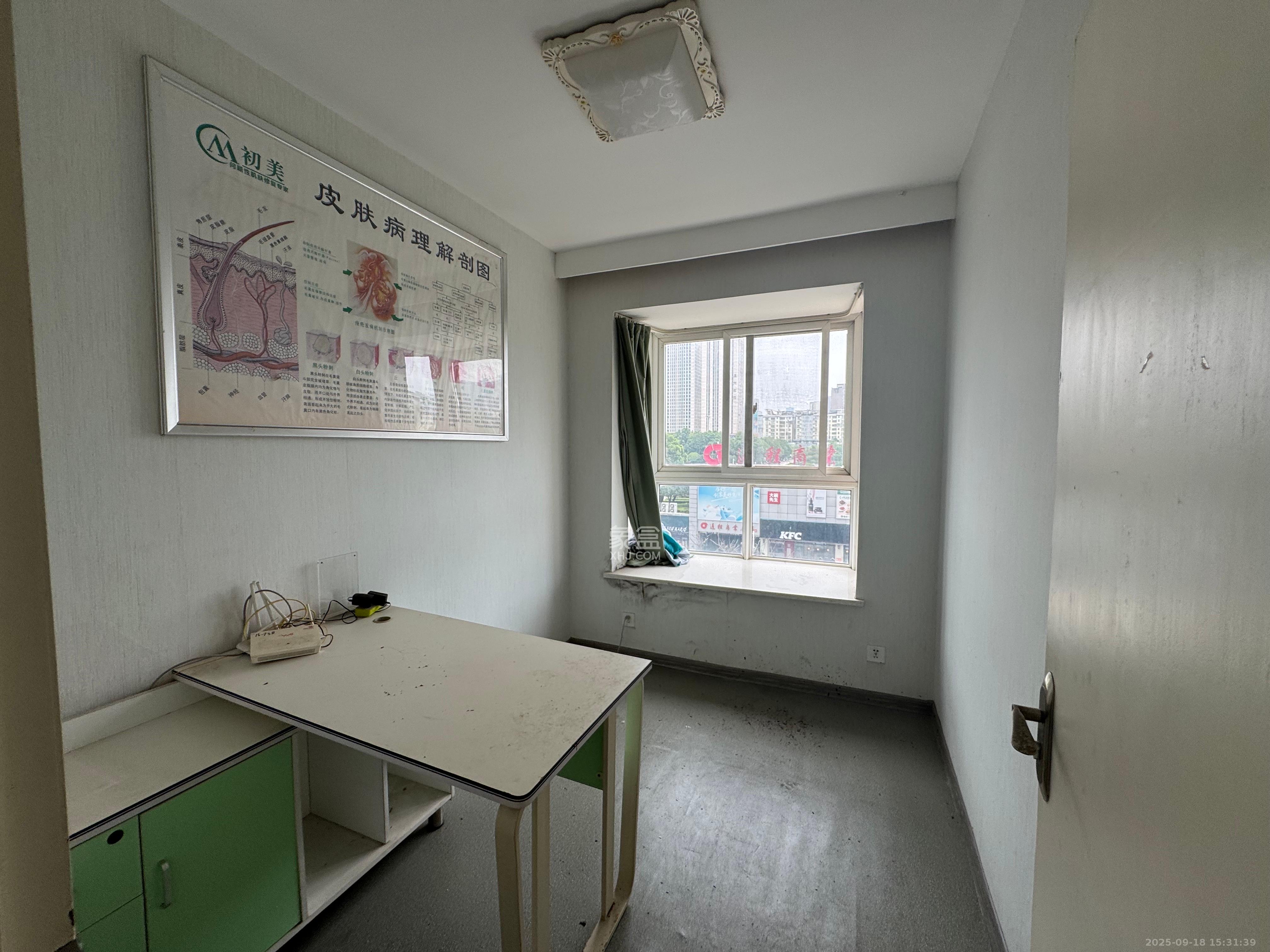 晶华美地 4室2厅2卫 2400.0元/月 晶华美地 4室2厅2卫 2400.0元/月室内图