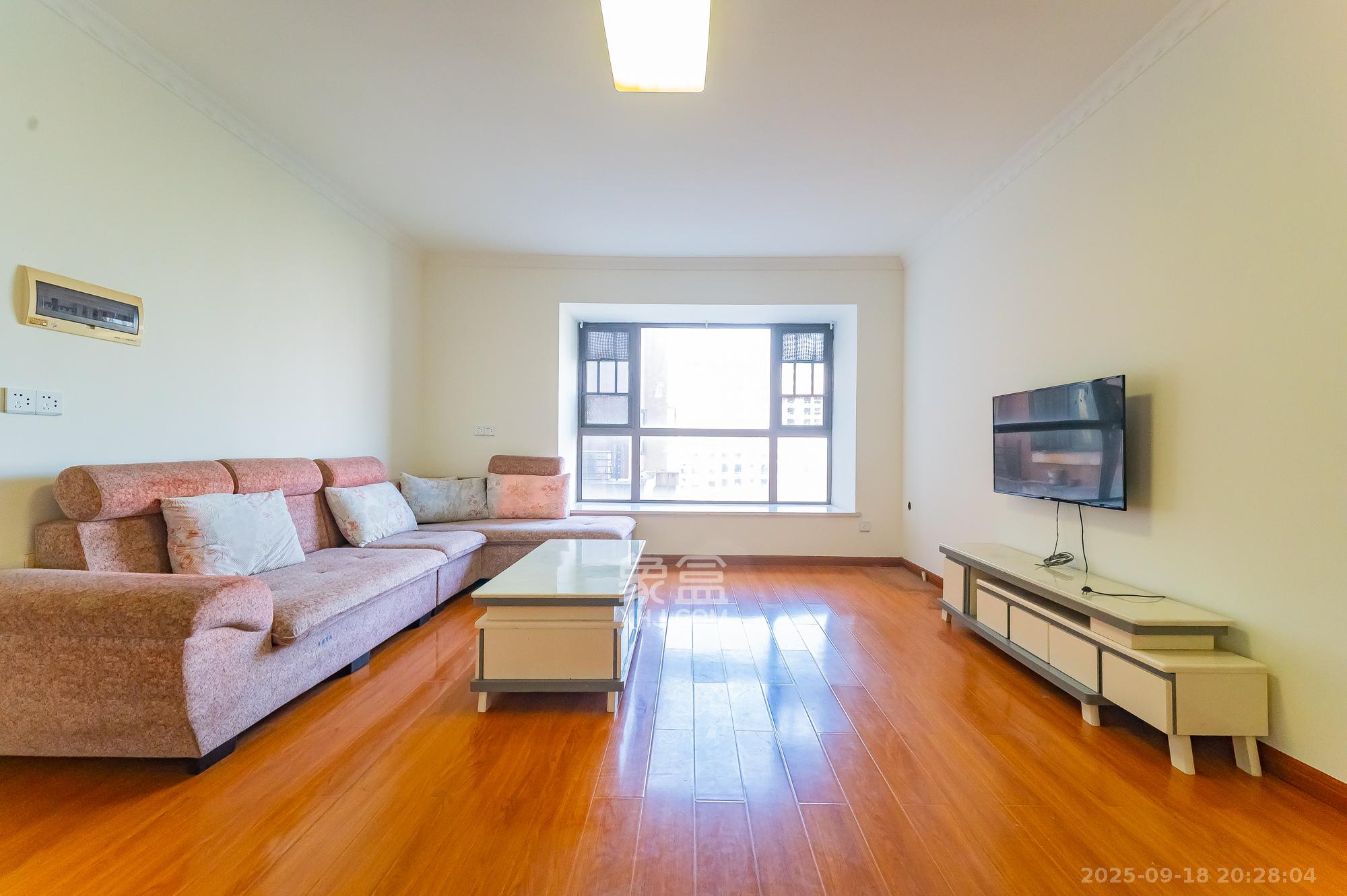 水岸世景  3室2厅2卫    85.0万 水岸世景  3室2厅2卫    85.0万客厅